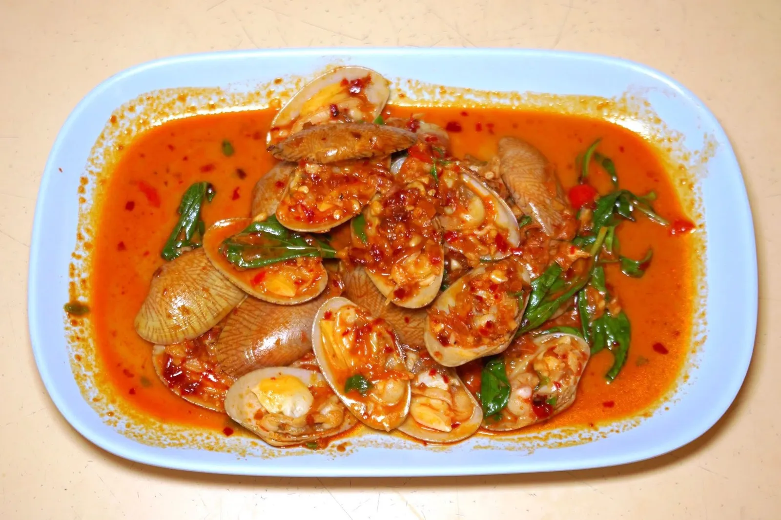 STIR FRIED CLAMS WITH RED CURRY SAUCEหอยลายสด ๆ ผัดกับน้ำพริกเผาหอมมัน รสชาติหวานนำเบา ๆ เผ็ดตามนิด ๆ กลมกล่อมมาก ๆ (13/20)