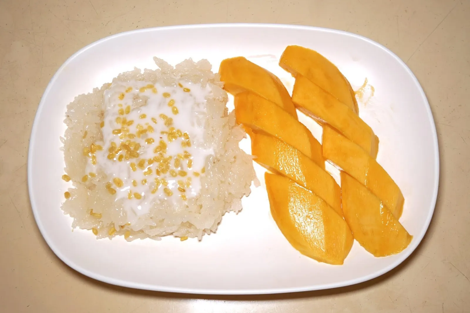 ข้าวเหนียวมะม่วง (เล็ก) (150)MANGO WITH STICKY RICEปิดท้ายด้วยข้าวเหนียวมะม่วง ตัวข้าวเหนียวมูนมาได้ดี หอม มัน นุ่มพอเหมาะ มะม่วงหวานใช้ได้