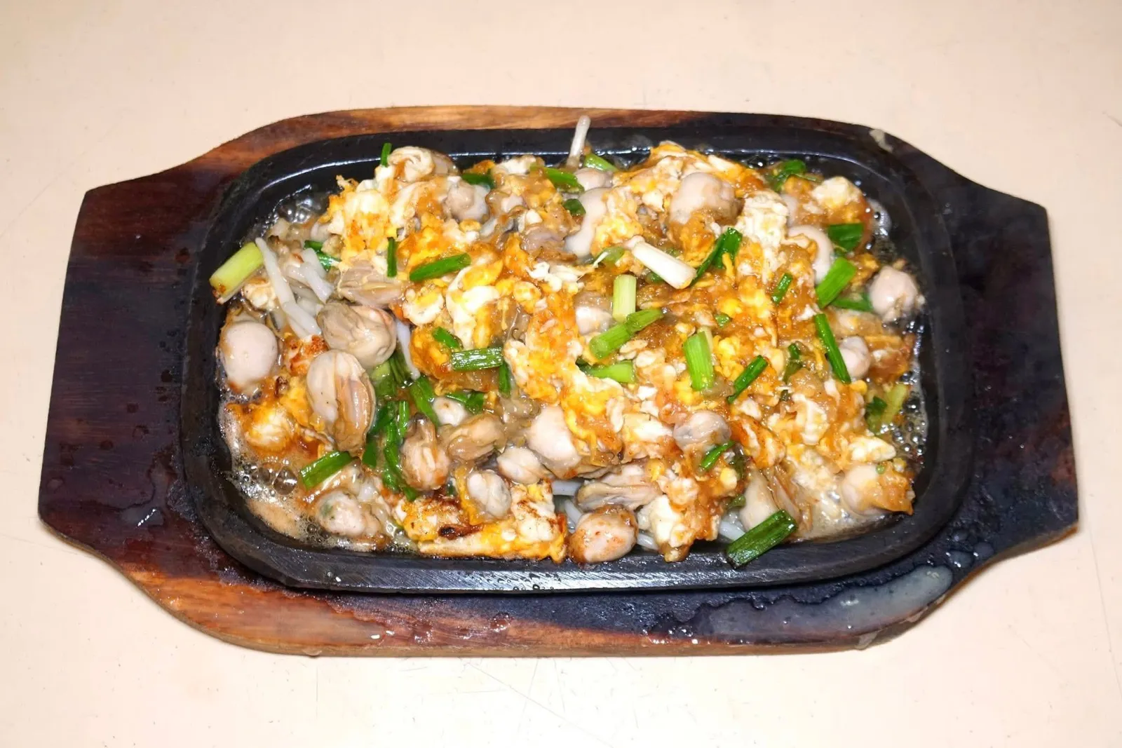 ออส่วน (เล็ก) (200)FRIED OYSTERS WITH EGGห้ามพลาดหอยนางรมชั้นดีทอดมากับแป้งและต้นหอมสไตล์แต้จิ๋ว เนื้อแป้งกรอบนอก ฉ่ำใน หอยเนื้อนุ่ม ไร้ซึ่งกลิ่นคาว จับคู่กับซอสพริกสูตรดั้งเดิมเข้ากันได้ดีไร้เกือบจะที่ติ (14/20)