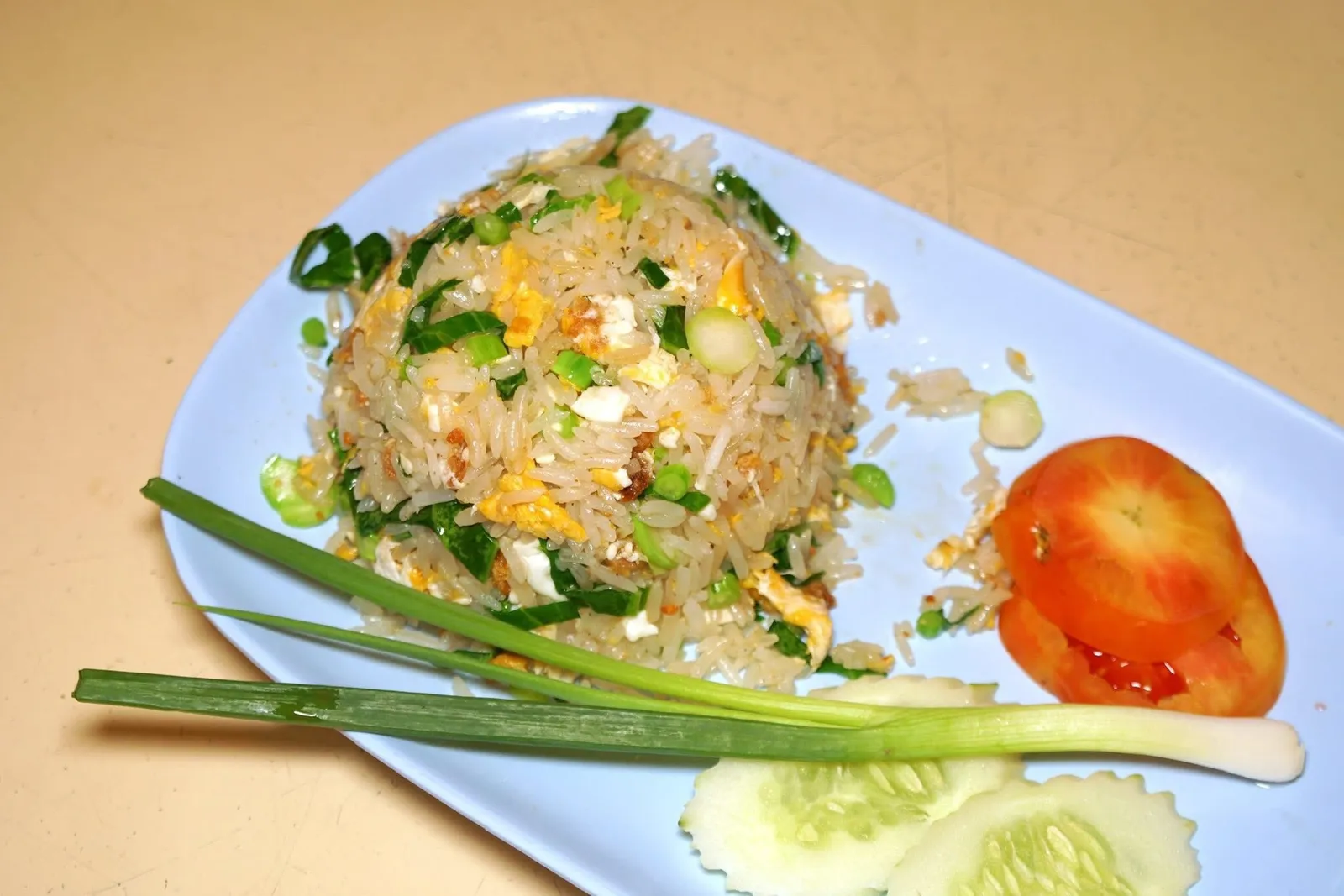 ข้าวผัดคะน้าปลาเค็ม (เล็ก) (150)THAI KALE AND SALTED FISH FRIED RICEห้ามพลาดสุดยอดเมนูเด็ดอย่างข้าวผัดปลาเค็ม ตัวข้าวแห้งและร่วนกำลังดี มีกลิ่นหอมและรสเค็มอูมามิของปลาเค็มคุณภาพดีตัดกันกับความกรอบของคะน้าที่สุกพอเหมาะ (14/20)