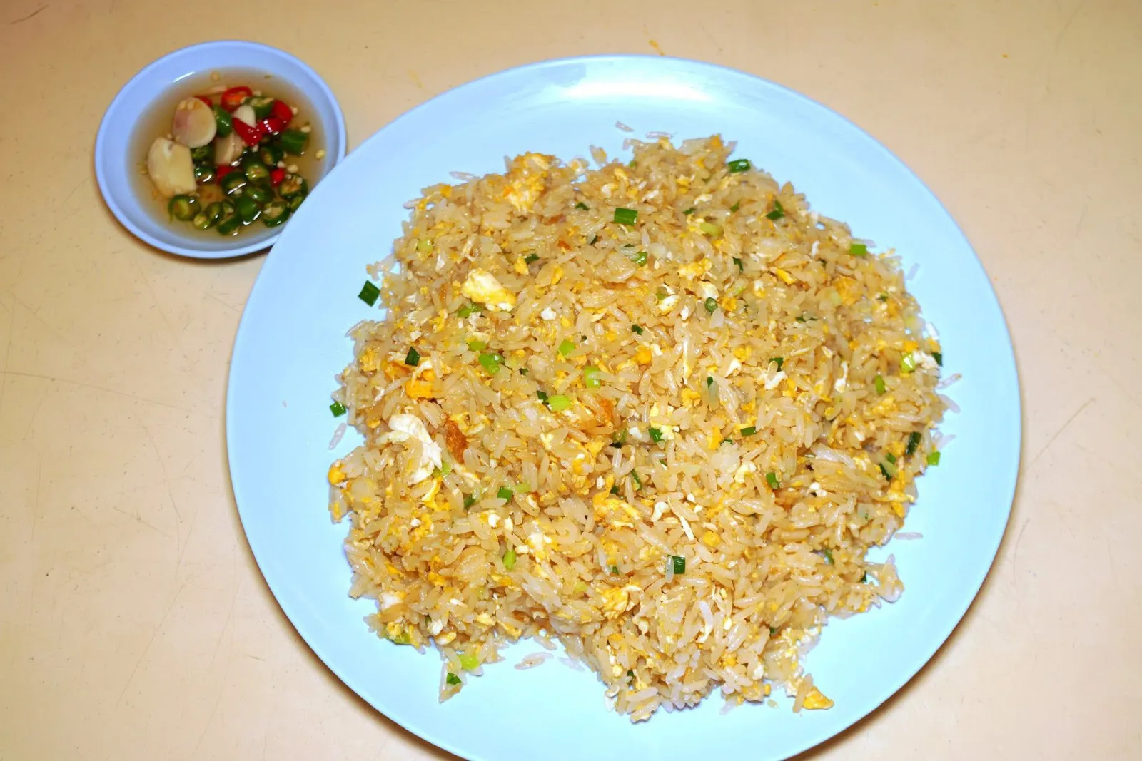 ข้าวผัดไข่ (กลาง) (180)EGG FRIED RICEเมนูคลาสสิกอย่างข้าวผัดไข่มีความแห้งร่วนพอเหมาะ มีกลิ่นหอมกระทะพอใช้ได้ เติมพริกน้ำปลาลงนิด ๆ เป็นอันพร้อมชิม (13/20)