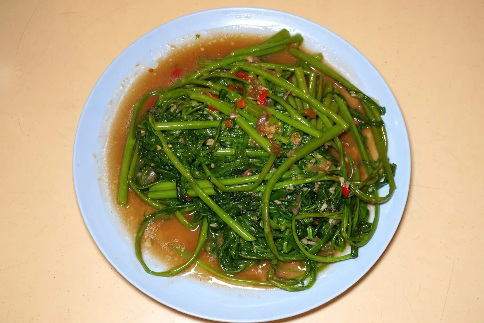 ผัดผักบุ้งไฟแดง (กลาง) (150)FRIED MORNING GLORY WITH OYSTER SAUCE AND CHILLIผัดผักบุ้งไฟแดงผัดกับน้ำมันหอยและพริกด้วยไฟแรง (12/20)