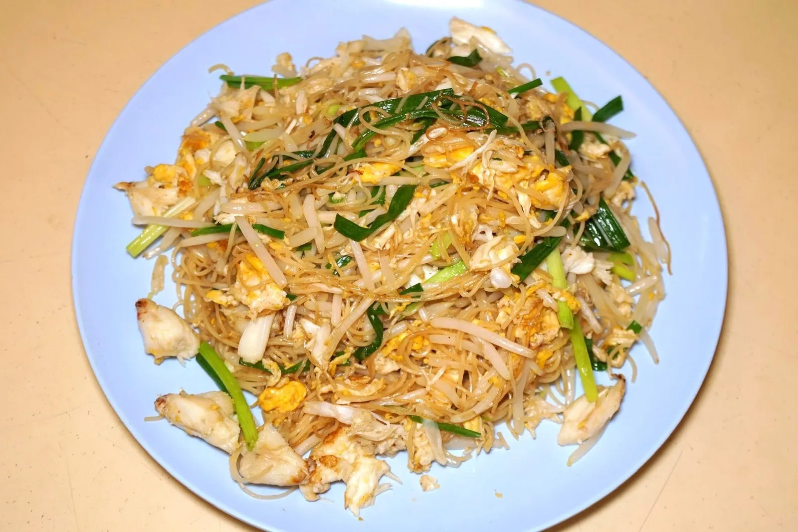 ผัดหมี่ฮ่องกง (กลาง) (400)FIRED HONGKONG NOODLE WITH CRAB MEAT & EGGผัดหมี่ฮ่องกงใส่เนื้อปูมาหอม ๆ เข้ากันกับกลิ่นไข่และกลิ่นกระทะ (13/20)
