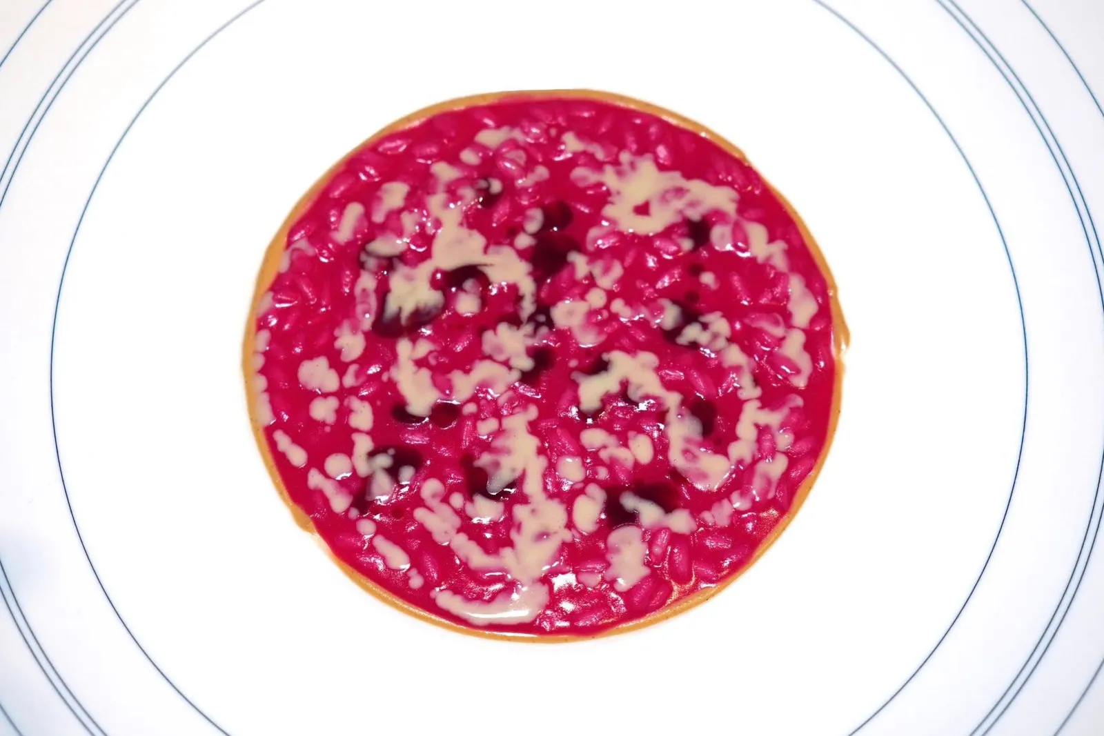 Beetroot risotto with gorgonzola cheese sauce ”Evolution“สุดยอดเมนู Iconic Dish ของเชฟ Enrico Bartolini ที่มีอายุครบ 20 ปีพอดิบพอดีในปี 2025 คือข้าวรีซอตโต้บีทรูทให้สีชมพูอมแดงสวยงาม เมล็ดข้าวสุกกำลังดีไร้ที่ติ ซอสสีขาวด้านบนเตรียมมาจากชีส Gorgonzola ให้ความมันผสมผสานกันกับความเปรี้ยวและเข้มข้นของ Emulsion เชอร์รี่ สุดท้ายคือองค์ประกอบของซอสถั่ววอลนัทรอบ ๆ จานโดยจะมีพนักงานพ่นน้ำหอมถั่ววอลนัทช่วยสร้างรสหวานได้อย่างกลมกล่อมและมีมิติ (18/20)