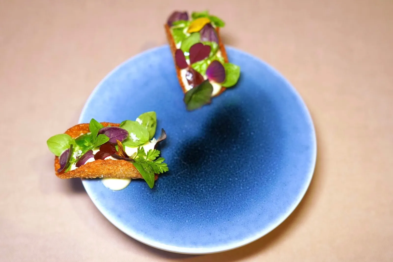 Welcome AperitifTaco กรอบจับคู่กับปู King Crab และ Horseradish Mayonnaise สร้างความฉุนที่พอเหมาะ (18/20)