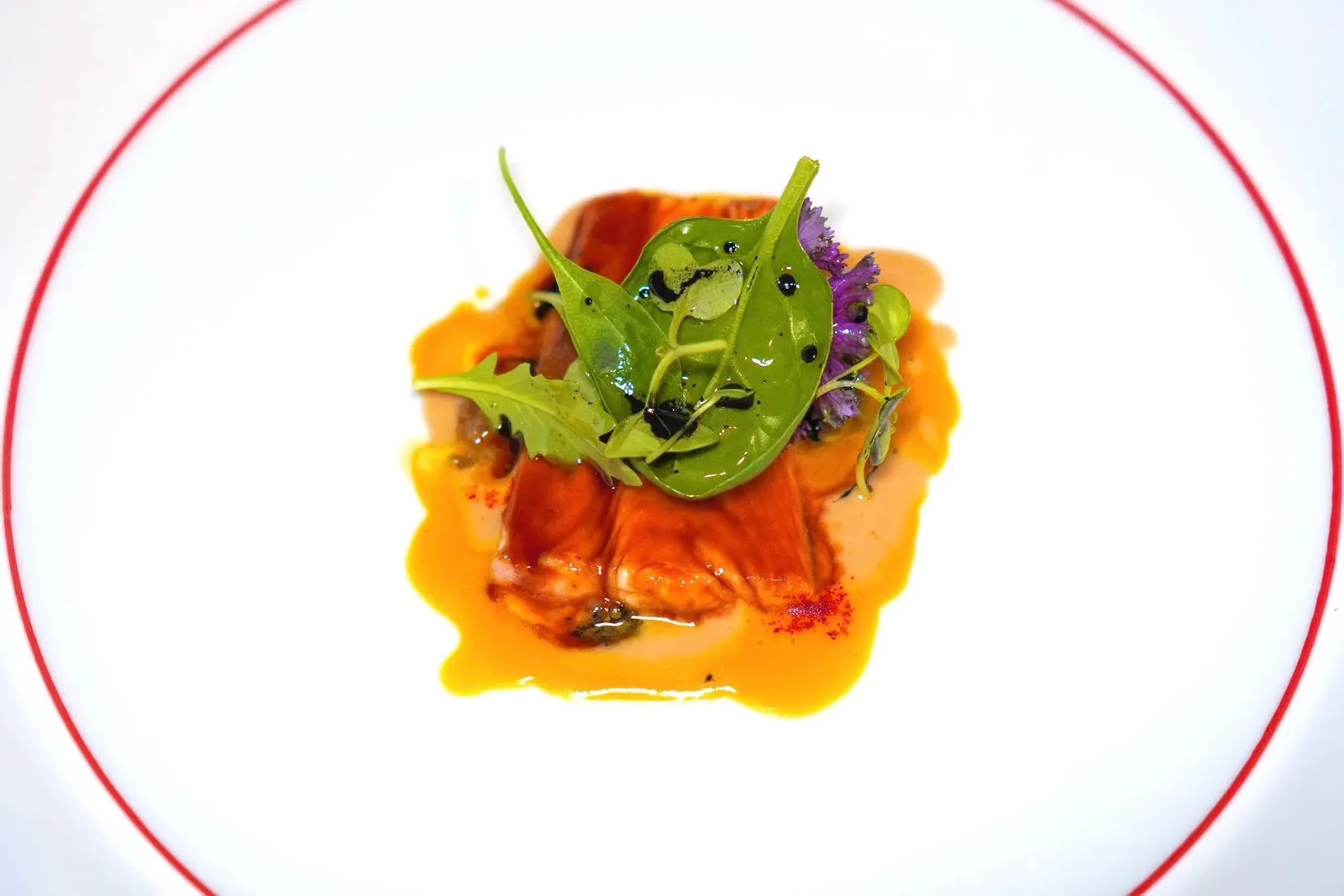Mediterranean sole, grilled salad, saffron and verjusปลา Sole จากท้องทะเลเมดิเตอร์เรเนียนท็อปด้านบนด้วยผักสลัดย่างและ Smoked Oil ที่ผสมผสานถ่านและดีหมึกเข้าด้วยกันช่วยเรียกความสดชื่นได้ดี ไฮไลท์คือ รอบ ๆ คือซอสที่ผสมผสานอโรมาของหญ้าฝรั่นกับ Verjus เข้าไว้ด้วยกันได้อย่างกลมกลืน (19/20)