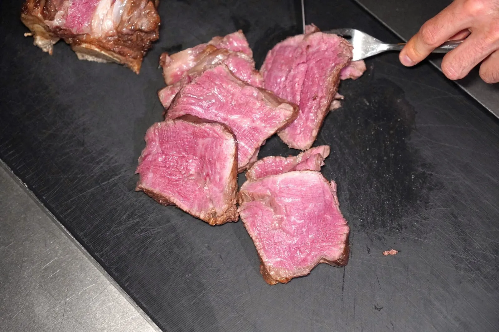 Podolic cow fillet, smoked with myrtle and italian-style sauceพนักงานจะมาแล่เนื้อให้ข้าง ๆ โต๊ะ (19/20)