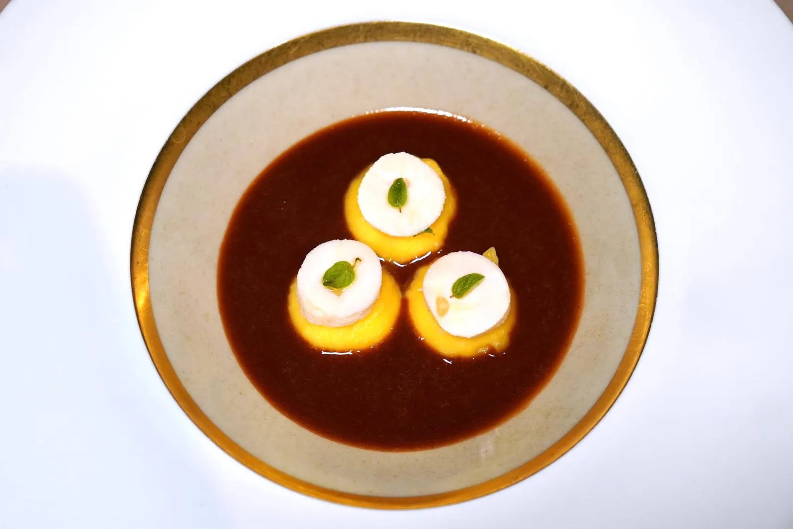 Bottoni filled with olive oil and lime, octopus and cacciucco sauceคอร์สนี้เชฟอาศัยแรงบันดาลใจจากแถบ Tuscany โดยการนำเสนอ Bottoni พาสต้าทรงเกี๊ยวที่ด้านในสอดไส้ด้วย Emulsion ของน้ำมันมะกอกและมะนาว ด้านบนคือหนวดหมึกยักษ์ย่างหั่นเป็นชิ้นพอเหมาะช่วยเพิ่มมิติความหนึบ จากนั้นพนักงานจะเทราด Cacciucco Sauce หรือซอสชาวประมงที่มีต้นกำเนิดมาจากเมือง Livorno เตรียมขึ้นจากปลากว่า 15 ชนิดและมะเขือเทศให้รสชาติเข้มข้นลงไปในจาน (18/20)