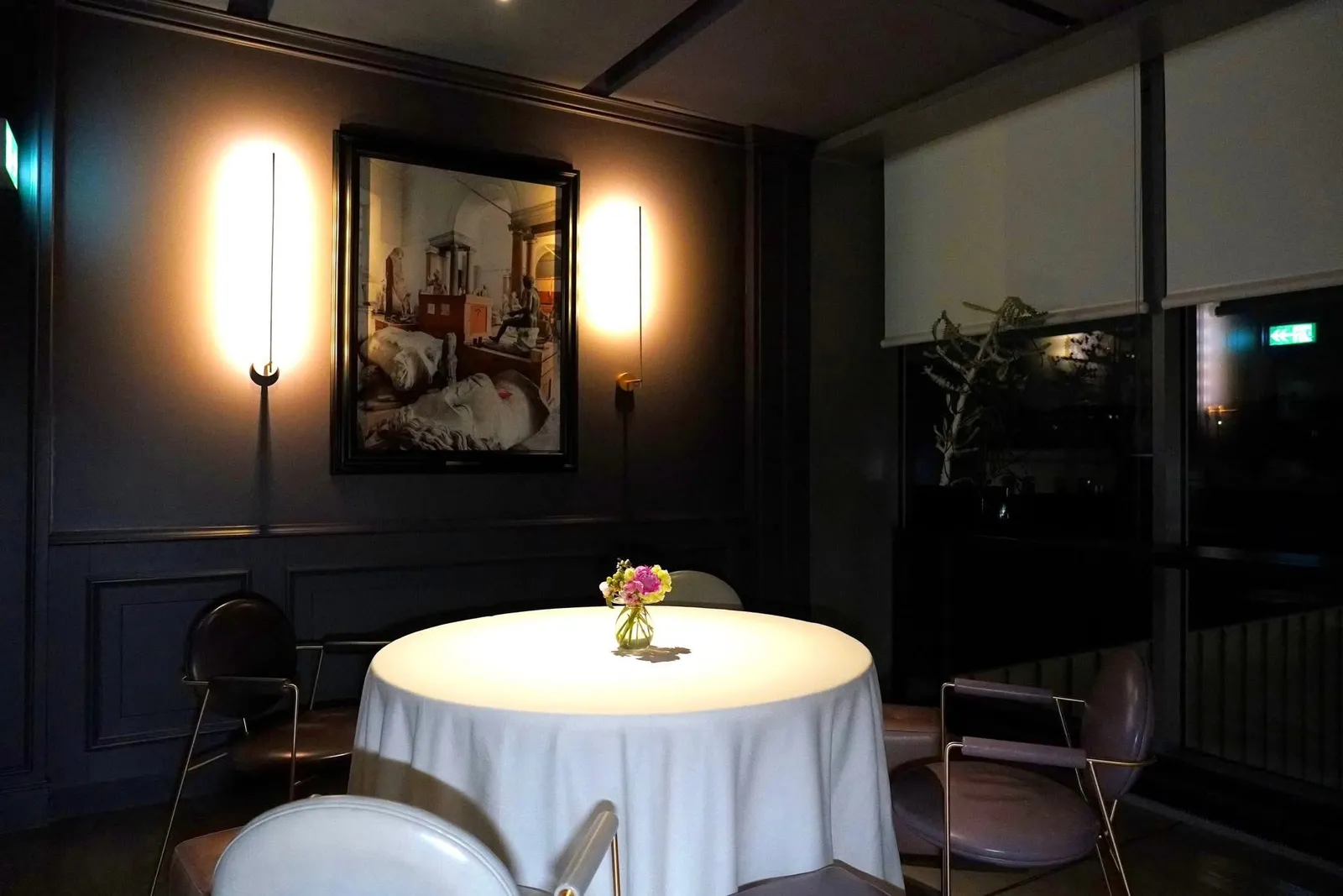 ห้องรับประทานอาหารหลักตกแต่งสไตล์โมเดิร์นโดยใช้ Boiserie หรือแผงไม้หลากหลายสีช่วยสร้างความรู้สึกสงบ