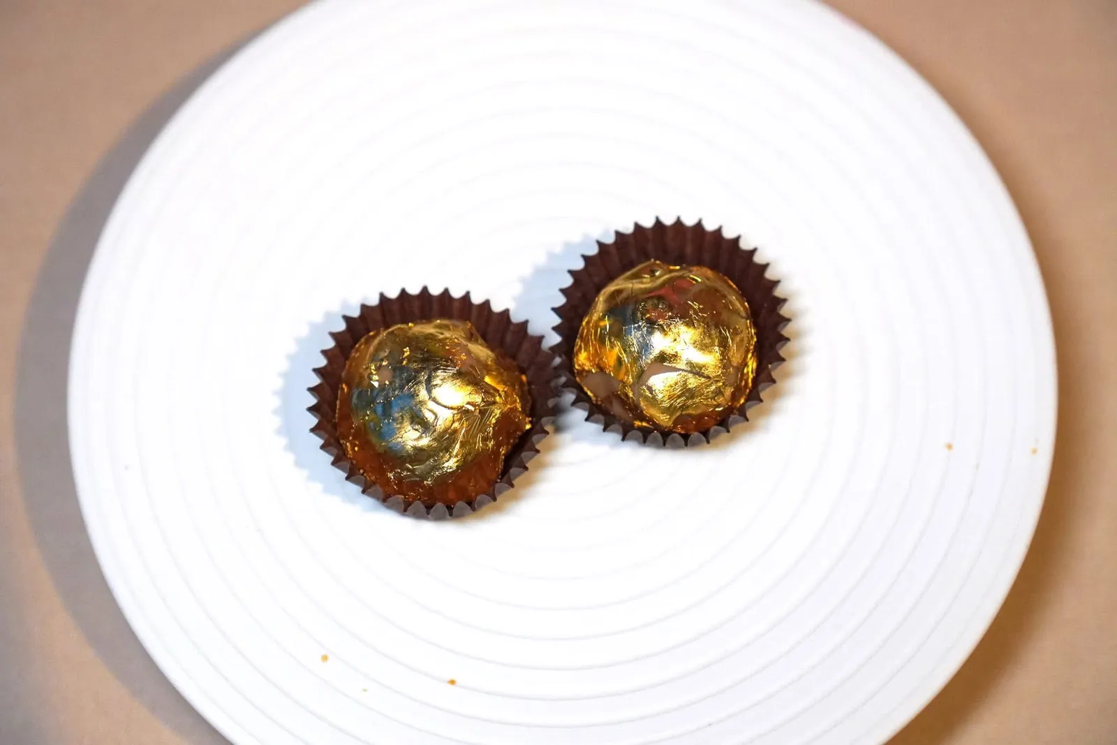 Welcome Aperitifจากนั้นปิดท้ายด้วย Rocher ด้านในคือ Raw Beef ผสมผสานกับความหอมของถั่วฮาเซลนัทแล้วห่อด้วยทองคำรับประทานได้ (18/20)