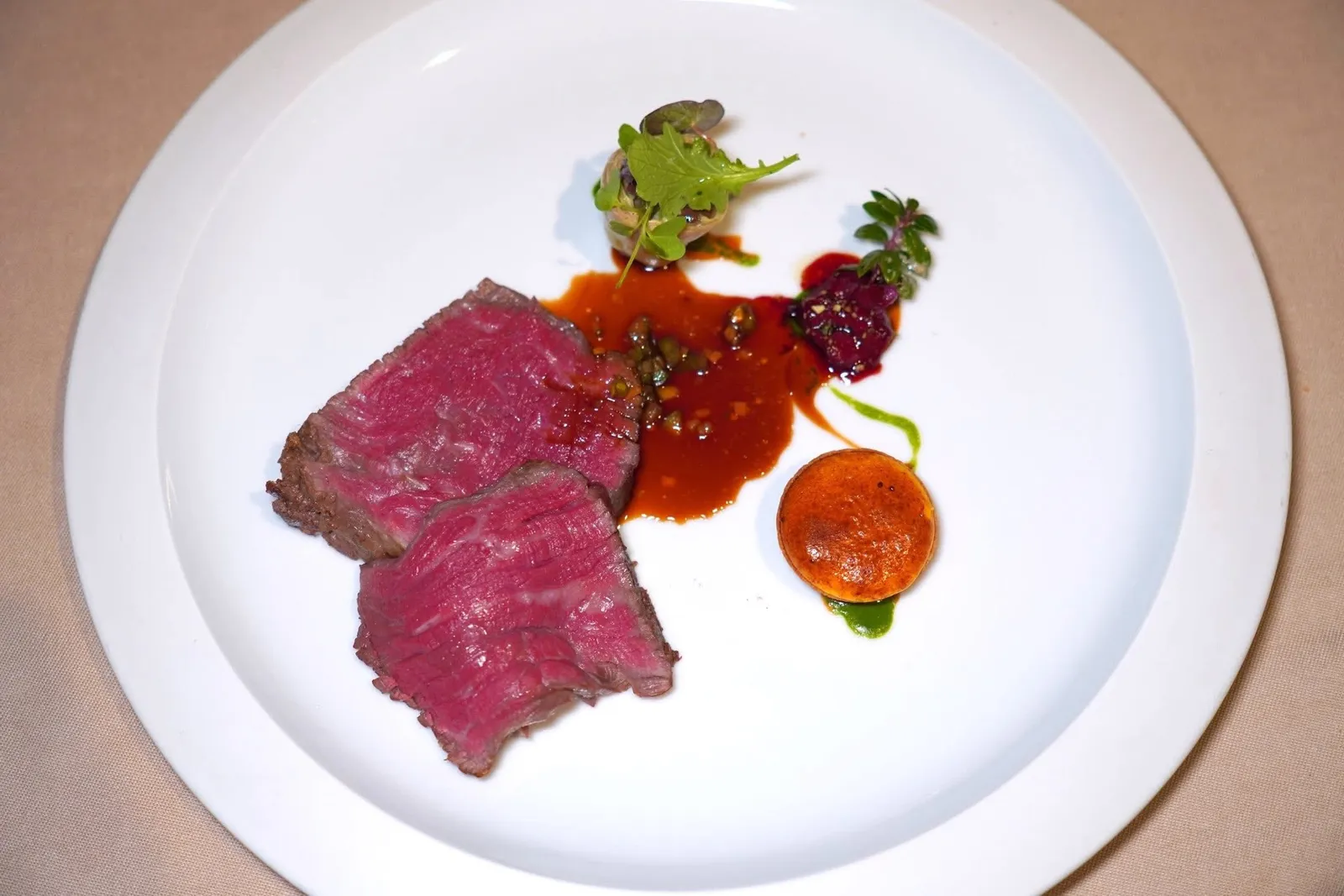 Podolic cow fillet, smoked with myrtle and italian-style sauceวัวอิตาลีสายพันธุ์ Podolica จากแคว้น Basilicata ทางตอนใต้ของประเทศอิตาลี เชฟเสิร์ฟมากับ Castraure หรืออาร์ติโชคอ่อน ข้าง ๆ กันคือหัวใจวัวเสียบไม้ Myrtle ย่างมาให้เนื้อสัมผัสหนึบและไม่คาว ยังมี Tartelette จิ๋วที่บรรจุหางวัวตุ๋นจนนุ่มผสมผสานกันกับซอส Bearnaise รสชาติกลมกล่อม จากนั้นพนักงานจะเทราดซอสสไตล์อิตาลีเตรียมมาจากน้ำสต๊อกวัวและเมล็ดมะเขือเทศให้รสชาติที่เข้มข้นลงไปในจาน (19/20)