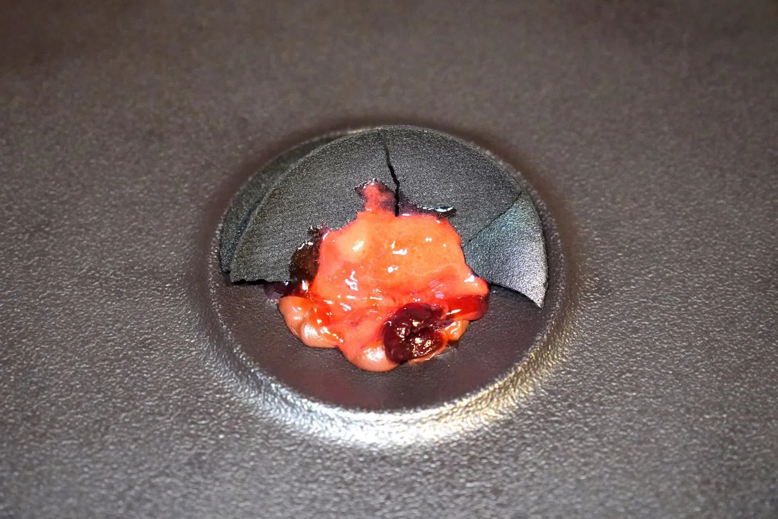 Pre-dessertล้างปากด้วย Pre-dessert คือเชอร์รี่และซอร์เบท์ราสเบอร์รี่ที่มีอโรมาหอม ๆ ของ Cinnamon และ Clove