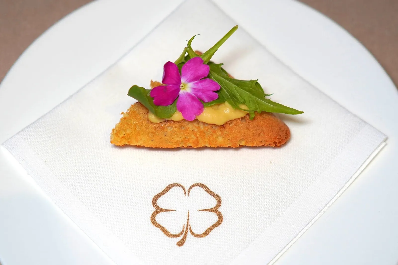 Welcome AperitifFarinata di Ceci มีต้นกำเนิดอยู่แถบ Liguria เชฟนำมาตีความใหม่โดยการทอดมากรอบ ๆ ไม่อมน้ำมัน แผ่นแป้งเตรียมมาจากถั่วลูกไก่ด้านในสอดไส้เห็ด Punterelle และเนื้อกุ้งจากทะเล Ligurian Sea (18/20)