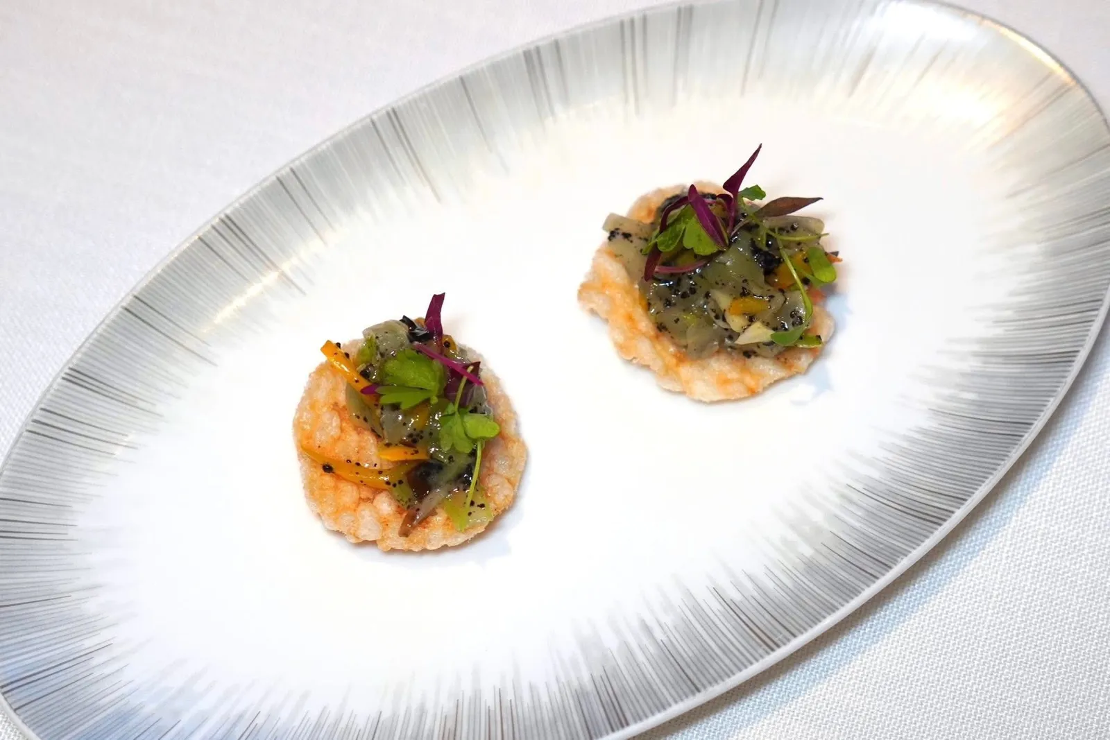 Amuse-boucheเริ่มต้นด้วยของว่างเรียกน้ำย่อยเสิร์ฟมาเป็นข้าวพองกรอบที่มีความหอมของทรัฟเฟิล (13/20)