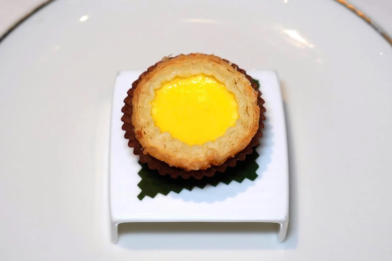 酥皮蛋挞仔 (15 CNY+/Pieces)Egg Tartทาร์ตไข่มีแป้งพัฟเบาละมุน คัสตาร์ดตรงกลางรสชาติหวานพอเหมาะละลายไปพร้อม ๆ กับแป้งพัฟ (15/20)