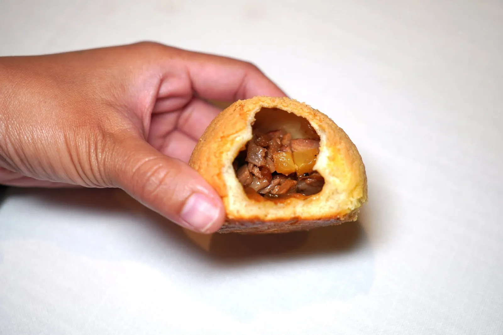 雪山叉烧包 (18 CNY+/Pieces)Baked Bun with Barbecued Pork Stuffingด้านในสอดไส้เนื้อหมูแดงสับรสชาติกลมกล่อม (14/20)