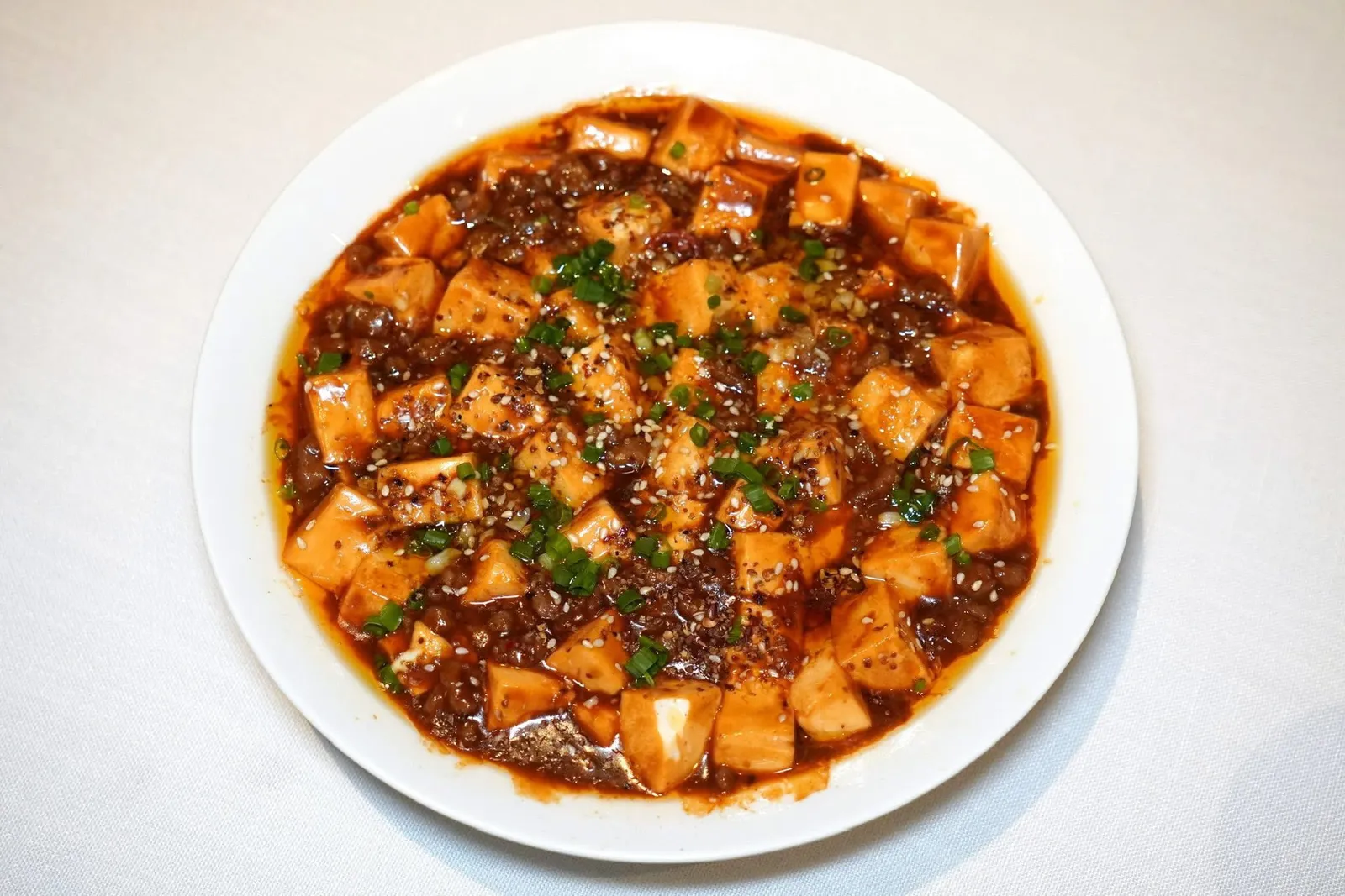 M9澳洲和牛松麻婆豆腐 (168 CNY+/Portion)Braised Bean Curd with M9 Australian Wagyu Beef Mince in Hot Sauceเต้าหู้หม่าผ่อมีรสชาติจัดจ้าน มีอโรมาเฉพาะตัวของโต้วป้านเจียง มีความเผ็ดชาปลายลิ้นพอเหมาะ เนื้อเต้าหู้นุ่ม ส่วนเนื้อวัวออสเตรเลียนวากิว M9 มีความละมุน แนะนำให้ราดลงบนข้าวร้อน ๆ เข้ากันดีแบบไร้ที่ติ (16/20)