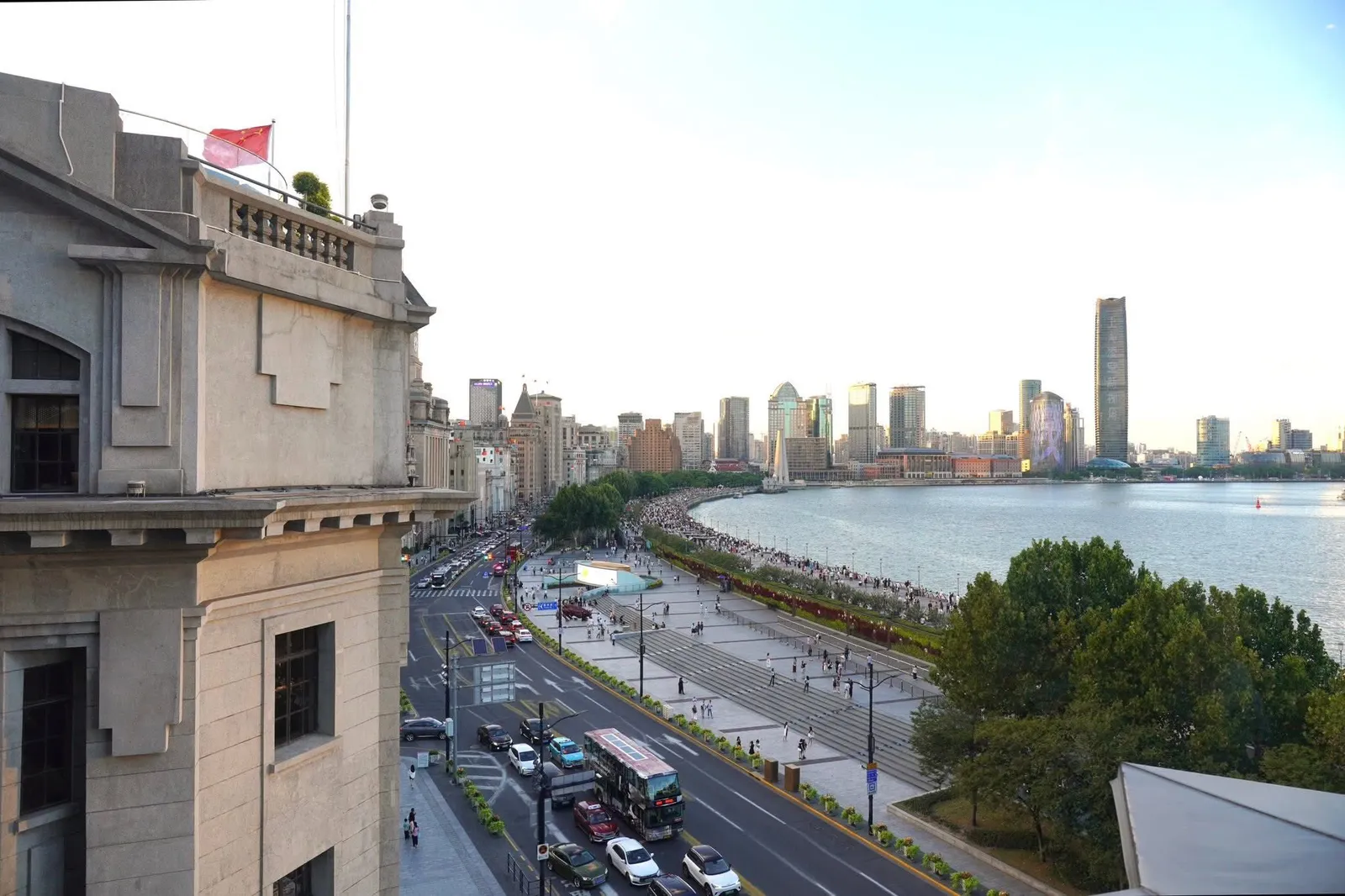 ทัศนียภาพจากโต๊ะริมหน้าต่างมองออกไปเห็รมุมโค้งของ The Bund