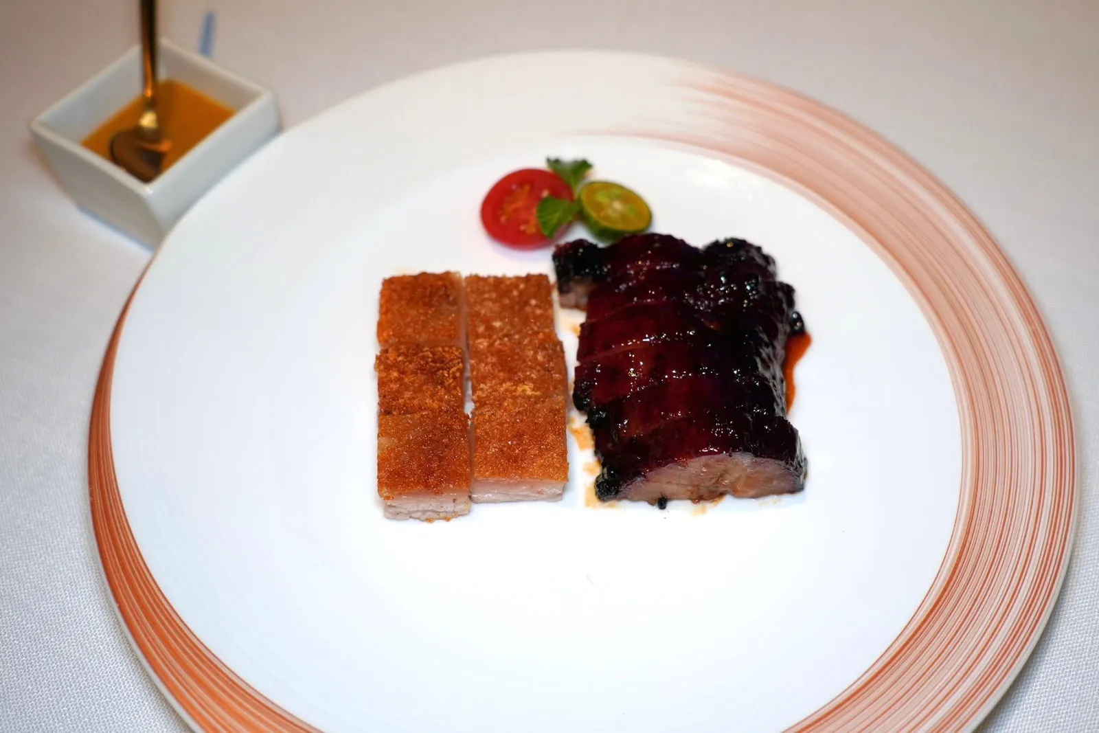烧味双拼 (208 CNY+/Portion)Two-Variety Barbecue Platterเราได้ลองสั่งของว่างเป็นเนื้อย่างจีนกวางตุ้ง 2 อย่างคือ化皮三层腩肉Barbecued Crispy Pork With Mustard Dippingหมูกรอบที่ทางร้านตัดเนื้อชั้นล่างออกเพื่อให้มีอัตราส่วนไขมันสูง ละลายในปาก เข้ากันกับซอสมัสตาร์ดได้อย่างลงตัว (15/20)明炉秘制黑豚叉烧Barbecued Black Pork with Honey Sauceหมูแดงย่างจนนุ่มเสิร์ฟมากับซอสน้ำผึ้งหวานสไตล์กวางตุ้ง (15/20)