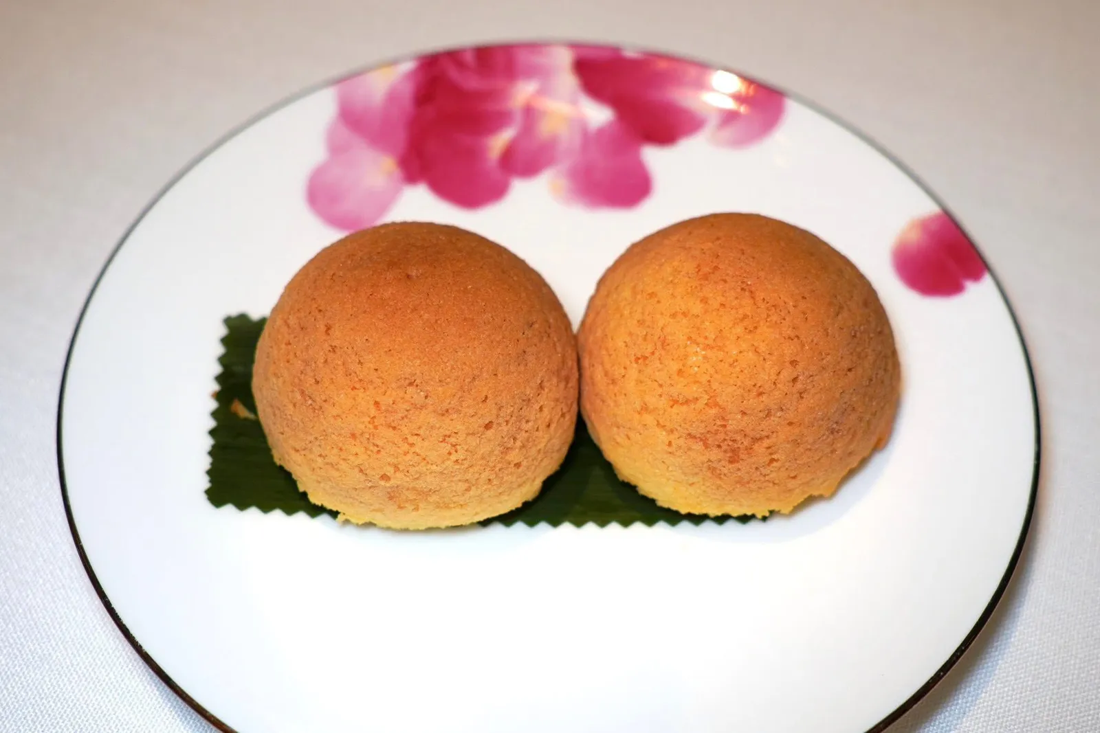 雪山叉烧包 (18 CNY+/Pieces)Baked Bun with Barbecued Pork Stuffingซาลาเปาอบแป้งละมุน มีรสชาติหวานเบา ๆ (14/20)