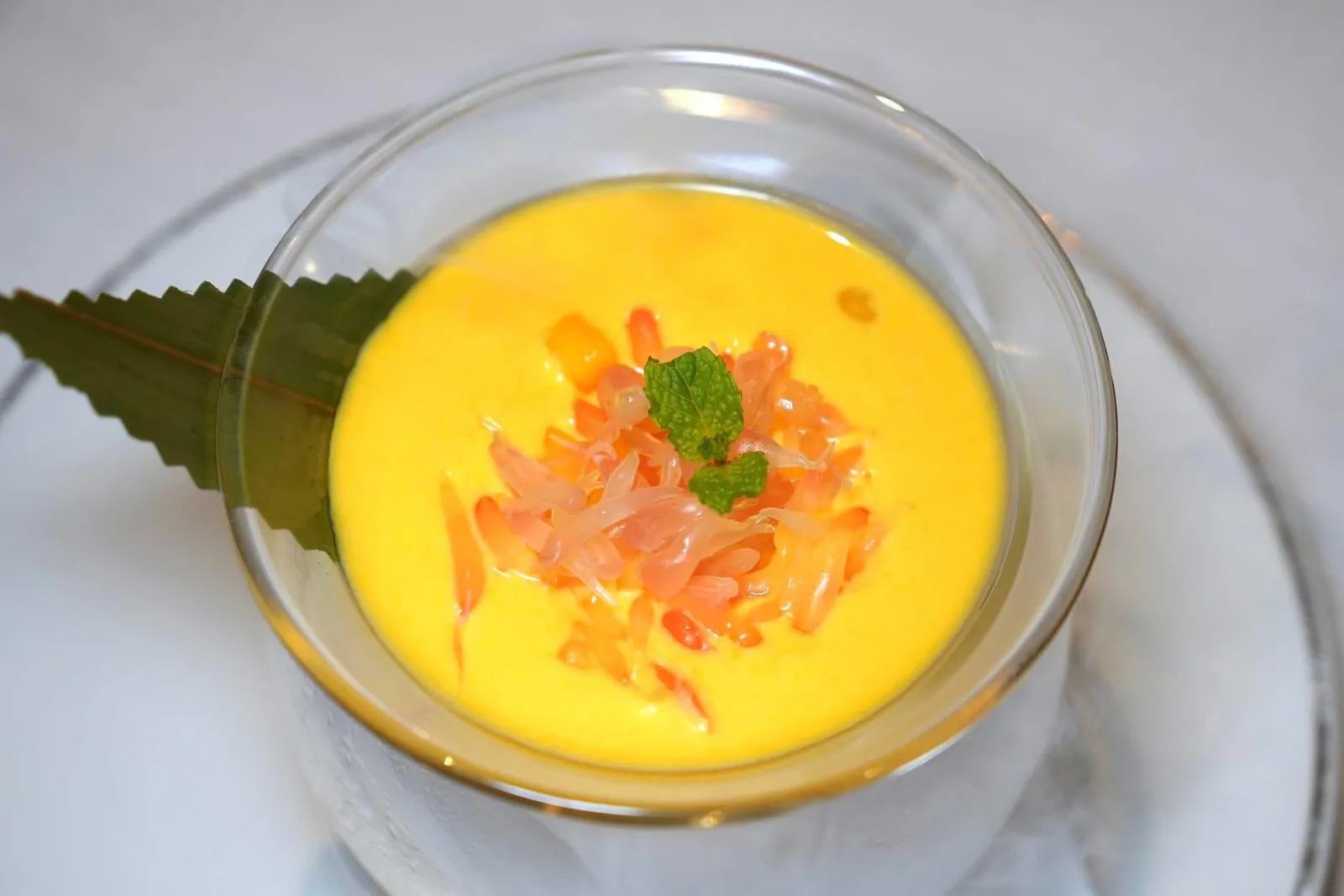杨枝甘露 (38 CNY+/Portion)Sweetened Mango and Pomelo Sago Creamสาคูมะม่วงรสชาติมาตรฐาน มีความหวานเปรี้ยวสดชื่น ด้านบนโรยด้วยส้มโอและชิ้นมะม่วง (14/20)