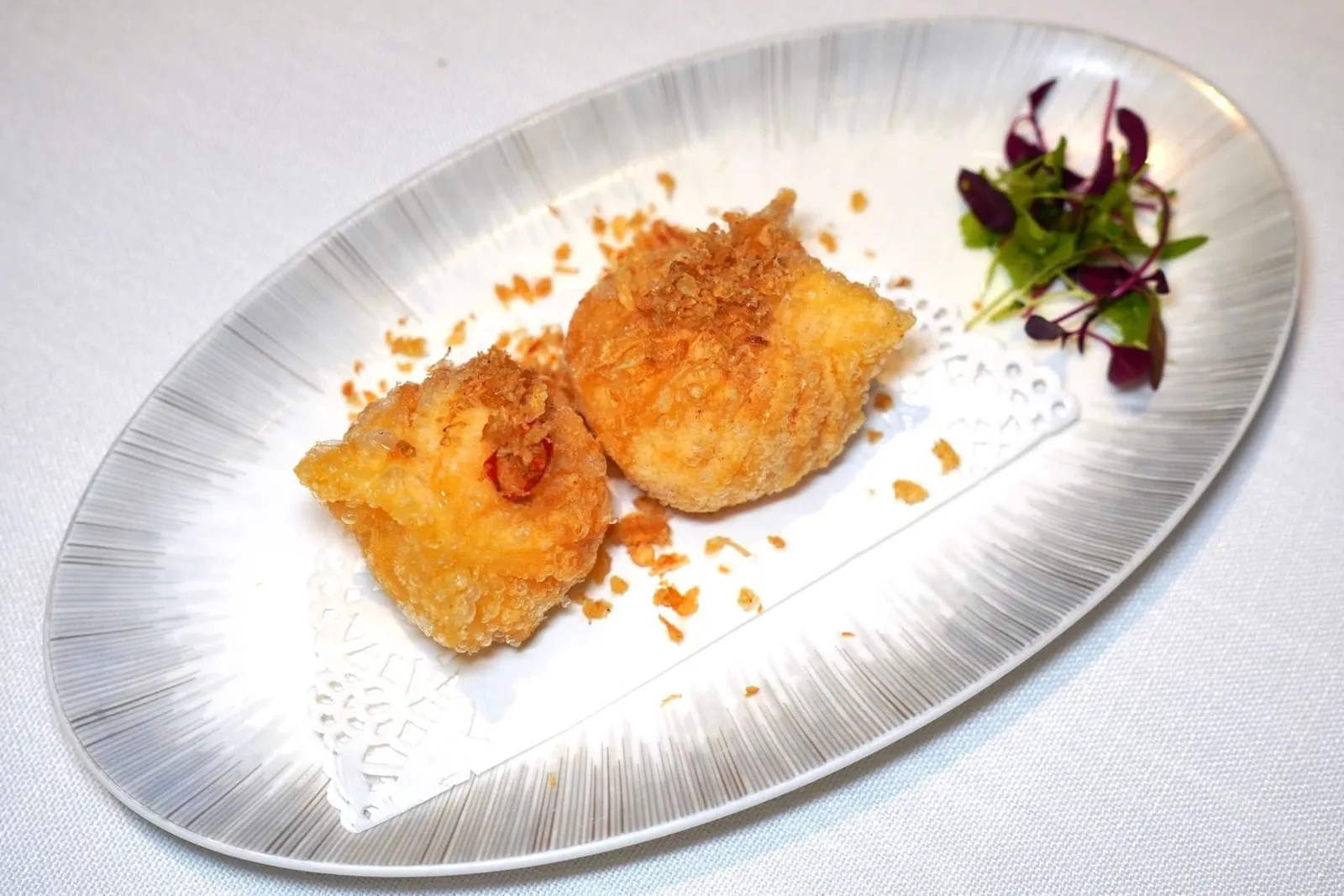 椒盐虾饺 (18 CNY+/Pieces)Deep-Fried Shrimp Dumpling with Salt and Pepperฮะเก๋าทอดกรอบคลุกเคล้ากับเกลือและพริกไทย ด้านในสอดไส้เนื้อกุ้งหวานเด้ง (14/20)