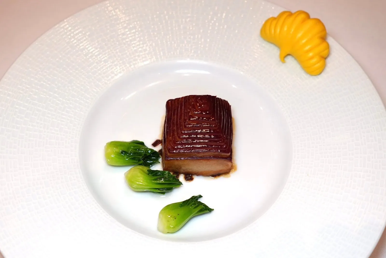金牌扣肉 (138 CNY+)Braised Soy Pork Belly with Dried Bamboo Shoot and Pumpkin Pancakeเมนูคลาสสิกที่ได้จากการนำหมูสามชั้นไปลวก ตุ๋น และนึ่งจนเปื่อยนุ่ม มีรสชาติหวานเค็มอูมามิของซีอิ๊วและเหล้าจีน เชฟใช้เทคนิคระดับสูงในการแล่เนื้อหมูให้เป็นชิ้นเดียวยาว ๆ ทรงปิระมิด จากนั้นเสิร์ฟมากับหน่อไม้แห้งและแพนเค้กฟักทอง (15/20)