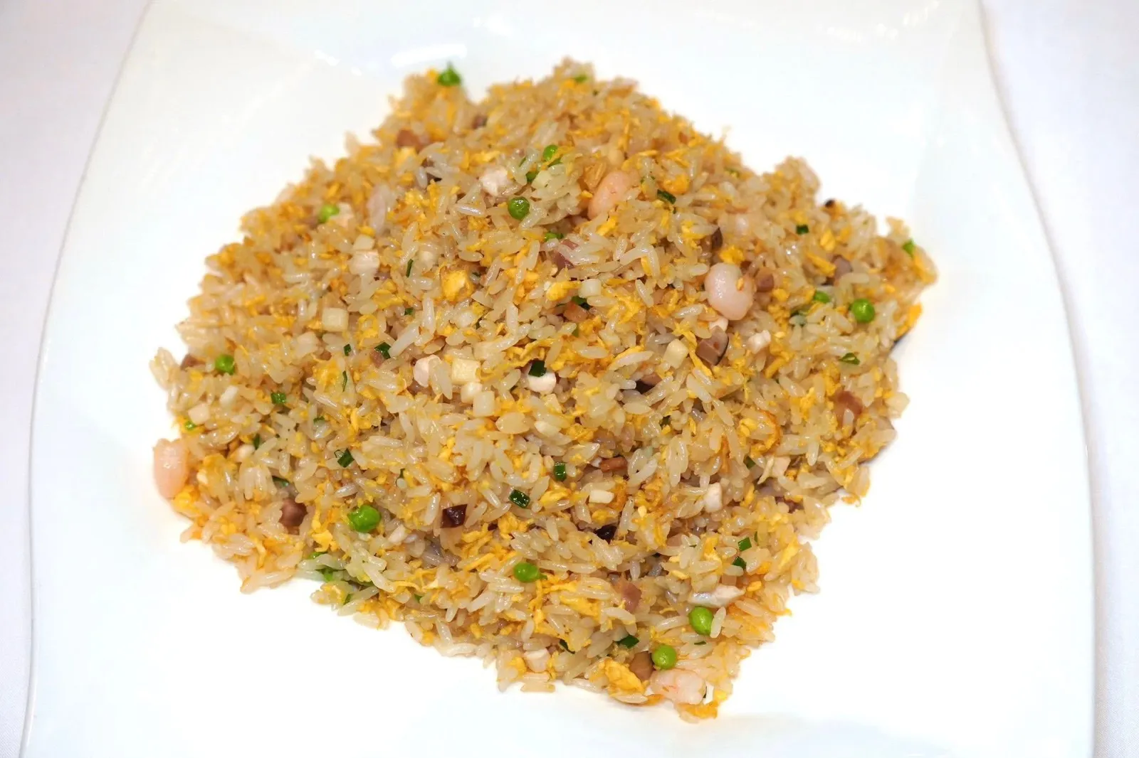 传统扬州炒饭 (168 CNY+)Yang Zhou Fried Rice with Assorted Seafood and Jin Hua Hamปิดท้ายของคาวด้วยข้าวผัดหยางโจวร่วน ๆ หอมกลิ่นกระทะ เชฟเสิร์ฟมากับอาหารทะเลหลายชนิดและแฮม Jin Hua ซึ่งเป็นวัตถุดิบคุณภาพสูง (15/20)
