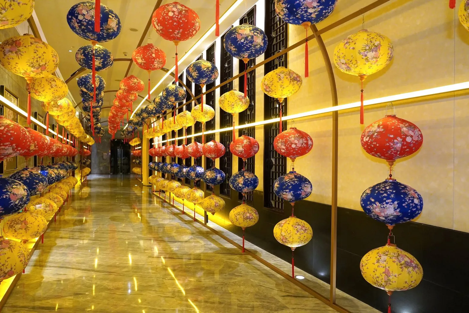 🎗️ Mandarin Oriental Pudong, Shanghai เป็นโรงแรมสุดหรูที่ตั้งอยู่ท่ามกลางตึกระฟ้าของย่าน Lujiazui หรือฝั่งตะวันออกของแม่น้ำ Huangpu