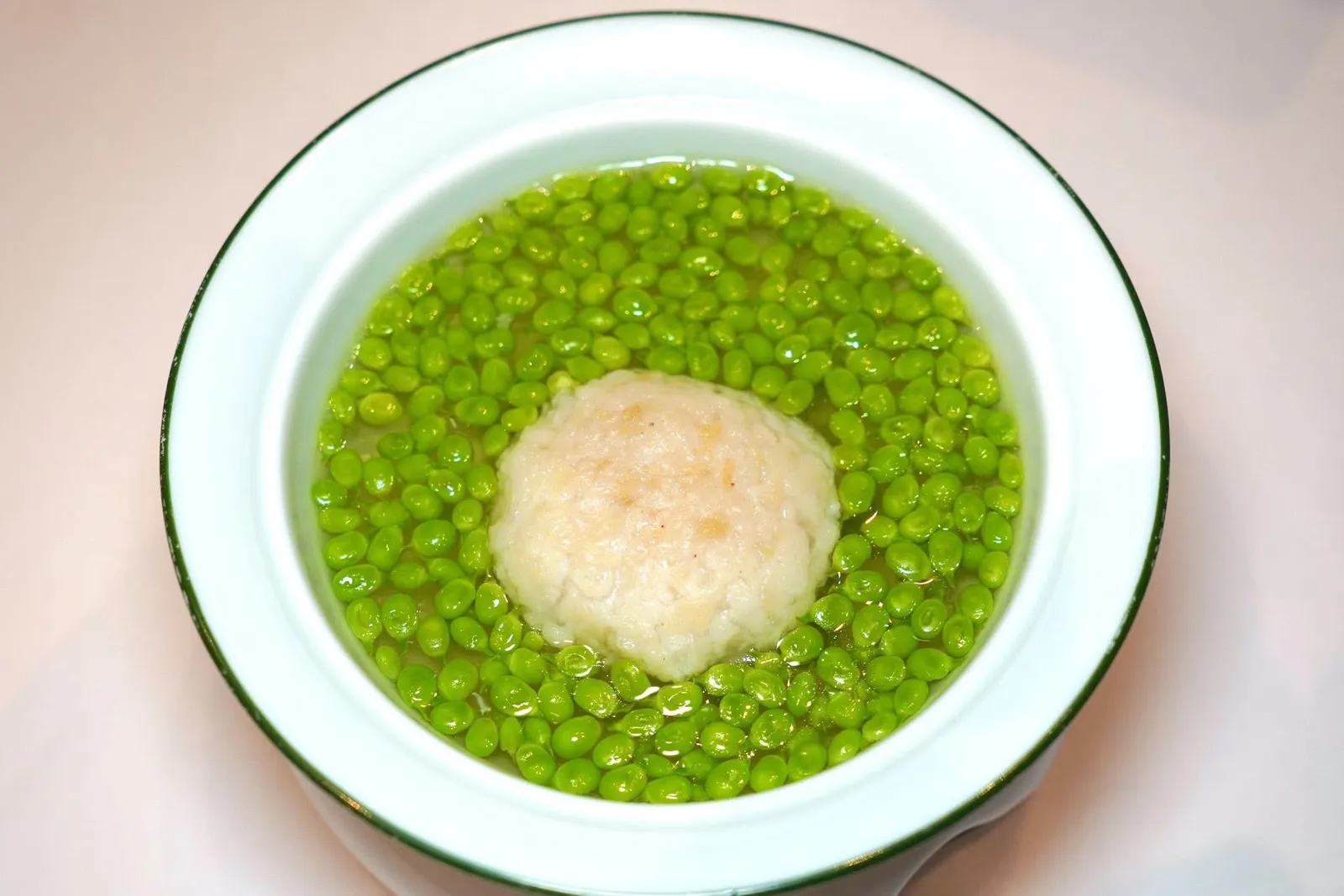 杭州翡翠斩鱼圆 (128 CNY+)Double-boiled Fish Meat Ball Soup with Sweet Beansอีกหนึ่งเมนูท้องถิ่นจากแถบนคร Hangzhou คือลูกชิ้นปลาที่สับด้วยมีดจนเนื้อละเอียด จากนั้นปั้นเป็นก้อนกลม เมื่อตักเข้าปากจะพบกับเนื้อสัมผัสที่ละมุนละลายในปากตัดกันกับความกรอบและหวานของเมล็ดถั่ว นอกจากนี้ยังมีน้ำซุปร้อน ๆ ที่รสชาติกลมกล่อม (15/20)