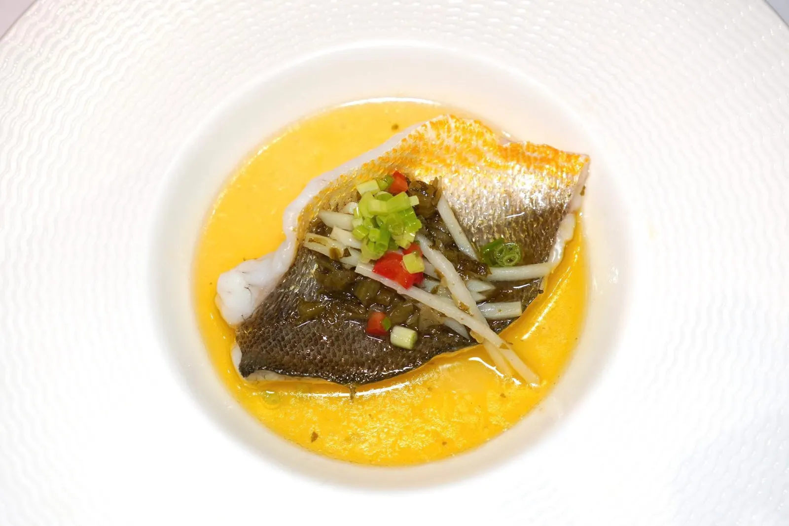 雪菜笄丝蒸黄鱼柳 (每位) (128 CNY+)Steamed Yellow Croaker with Pickled Vegetables (per person)ปลา Yellow Croaker ผ่านความร้อนจนน้ำในตัวปลาไหลออกมาให้รสชาติที่กลมกล่อมตัดกันดับความเปรี้ยวเบา ๆ ของผักดองต่าง ๆ (14/20)