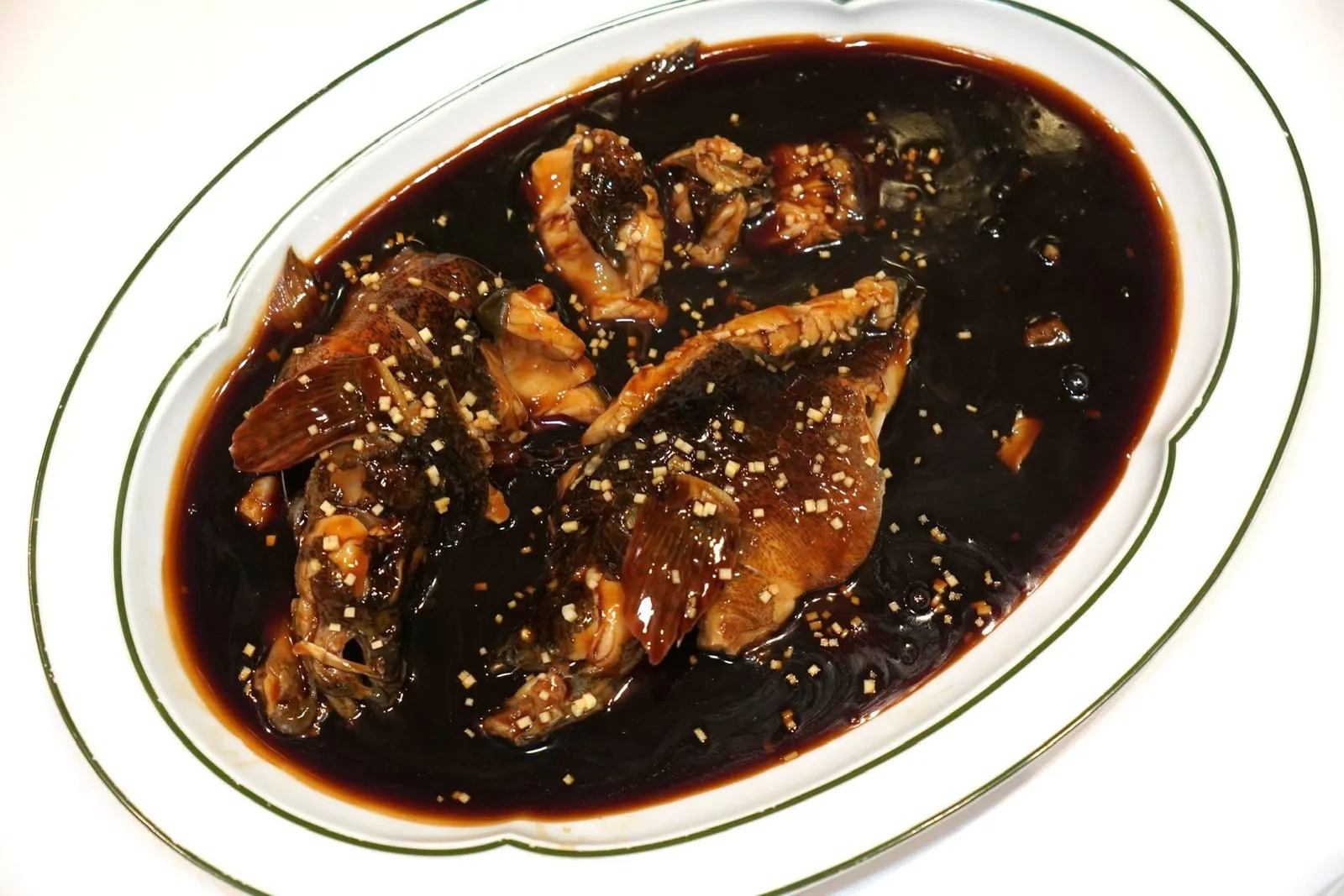 西湖醋鱼 (598 CNY+)Poached Marble Goby in Sweet Vinegar Sauceอีกหนึ่งเมนูคลาสสิกของนคร Hangzhou คือปลาบู่ที่เสิร์ฟมากับซอสที่มีเอกลักษณ์คือรสชาติเปรี้ยวและกลิ่นฉุนจากการผสมผสานน้ำตาล ซีอิ๊ว เหล้าจีน และวัตถุดิบสำคัญนั้นก็คือน้ำส้มสายชูดำลงไปด้วย (15/20)