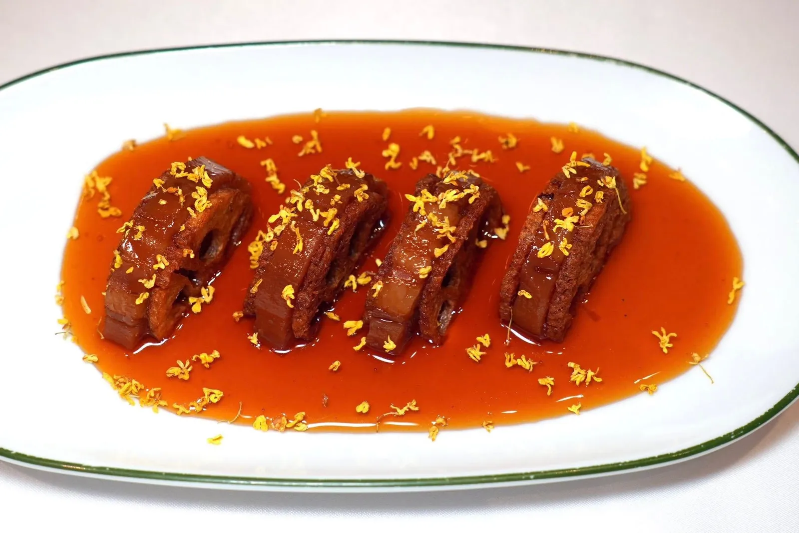 西湖桂花藕韵 (78 CNY+)Marinated Lotus Roots with Glutinous Rice and Osmanthusรากบัวที่ผ่านการหมักให้มิติความกรอบตัดกันกับความหนึบนุ่มของข้าวเหนียวนึ่ง จากนั้นพระด้วยน้ำเชื่อมดอกหอมหมื่นลี้ให้รสชาติหวาน นุ่มนวล และมีกลิ่นหอมเป็นเอกลักษณ์ (16/20)