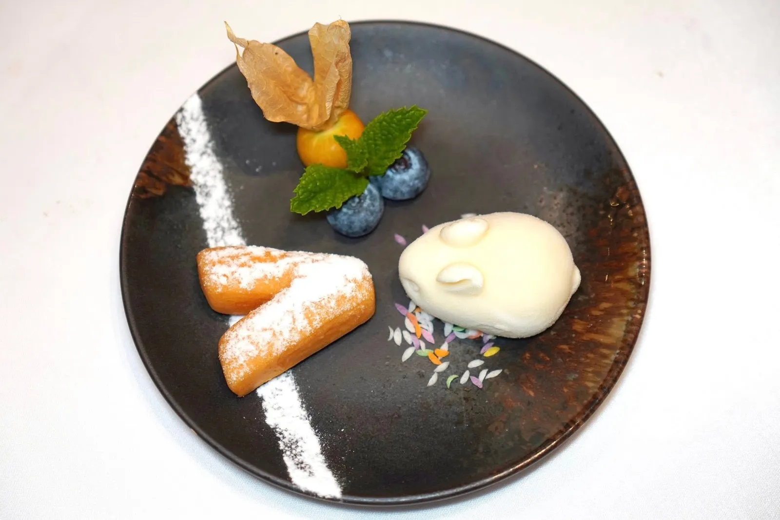 大白兔奶糖冰淇淋 (68 CNY+)Shanghainese "White Rabbit Candy" Ice Creamไอศครีมที่เตรียมมาจากลูกอมกระส่ายขาวอันโด่งดังของนคร Shanghai ในถ้วยยังมีขนมปาท่องโก๋ทอดและเบอร์รี่ใส่มาด้วย (14/20)