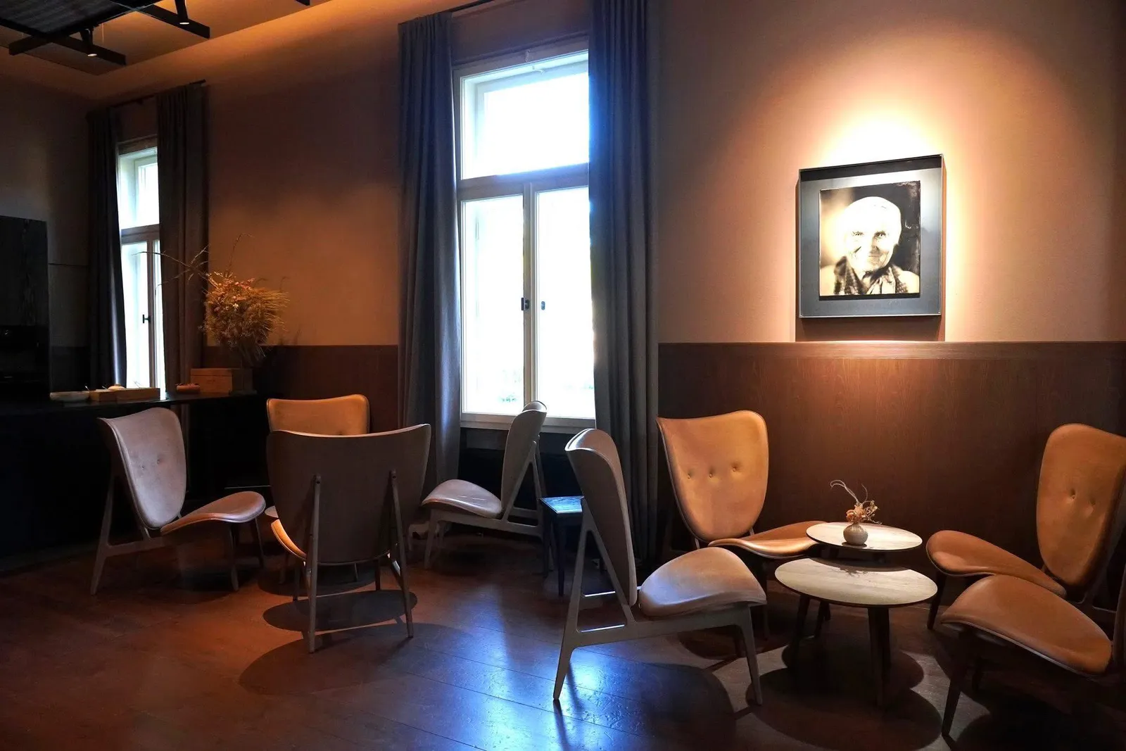 ถัดไปเป็น Aperitif & Dessert Room ที่ทางร้านใช้จัดเสิร์ฟเครื่องดื่มก่อนเข้าสู่มื้ออาหารและวนกลับมาเสิร์ฟของหวานหลังจบมื้อ