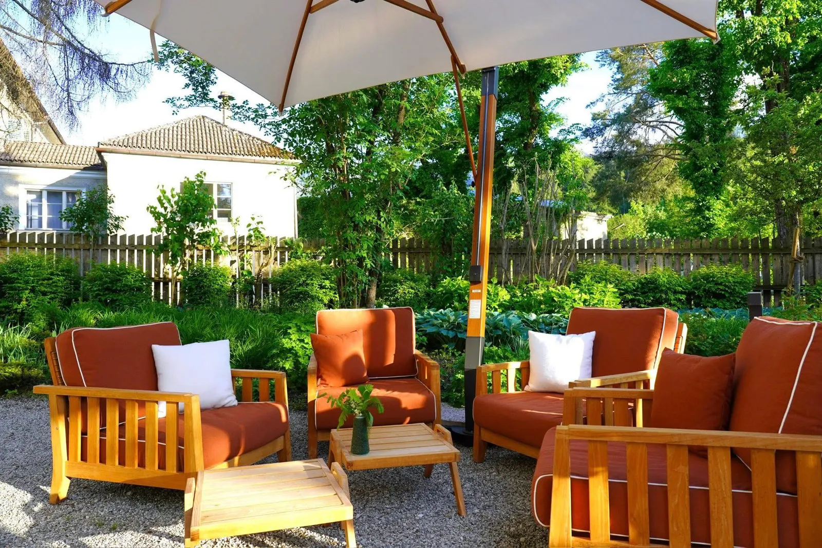 มื้ออาหารมักจะเริ่มต้นขึ้นบริเวณ Terrace - Garden พื้นที่กลางแจ้งนอกวิลล่าที่มอบบรรยากาศอันแสนสบายและปลอดโปร่งในวันที่อากาศเป็นใจ