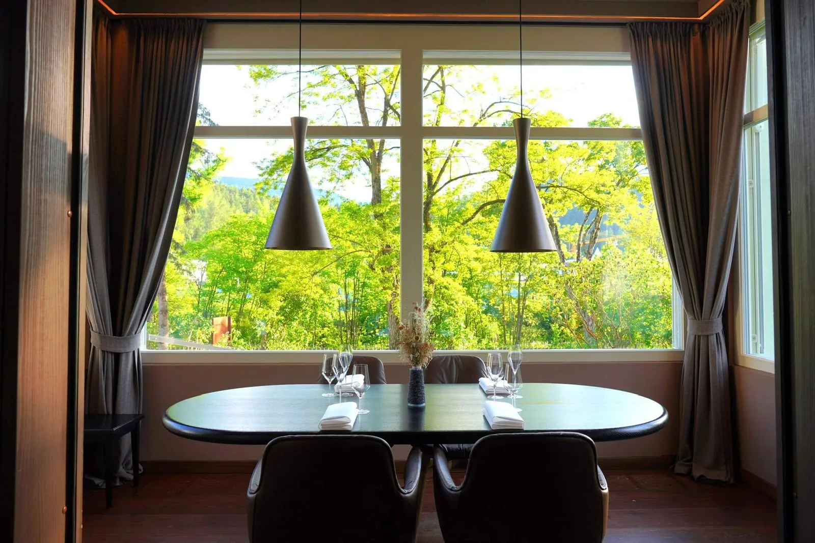 ห้อง Veranda โดดเด่นด้วยความเป็นส่วนตัวพร้อมกับมีโต๊ะขนาดใหญ่สำหรับรองรับลูกค้าที่มาเป็นกลุ่ม
