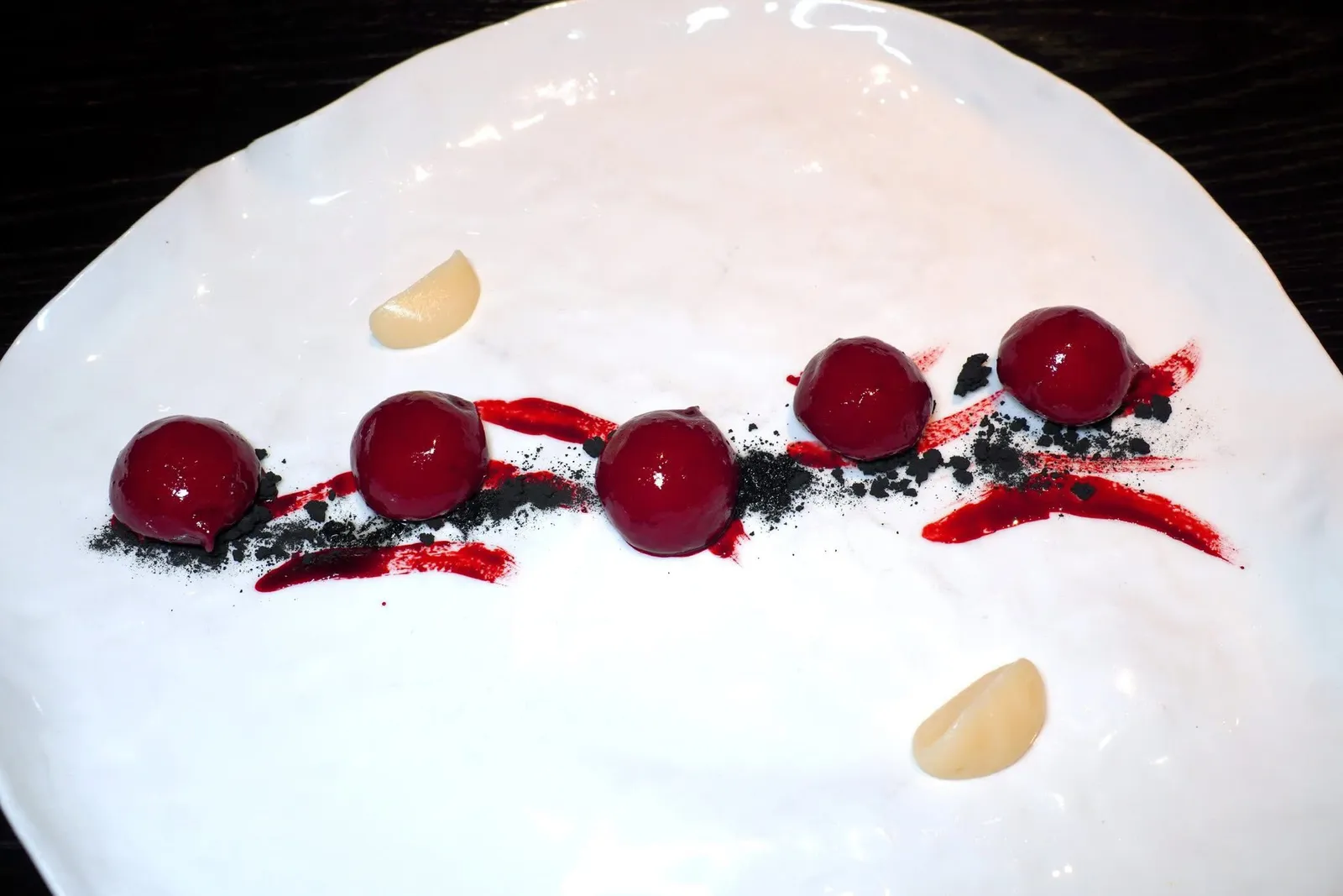 Beetroot Gnocchi (35 €)ขอแนะนำให้ลองสั่ง Signature Dish ประจำร้านมาลองชิมกันดู ไฮไลท์คือ Gnoccho ชิ้นโตที่เตรียมมาจากแป้งและบีทรูท ด้านในมีองค์ประกอบที่เตรียมมาจากเนยฮอร์ชแรดิชซึ่งผ่านการนำไปแช่แข็งแล้วห่อเป็น Gnoccho ก่อนจะนำไปปรุงจนได้เนื้อสัมผัสแบบของเหลวให้ความฉุนเฉพาะตัวและพร้อมจะแตกระเบิดออกในปาก ด้านล่างคือครัมเบิ้ลของขนมปัง Pane Puccia ผสมกับเถ้าผักให้สีดำและเนื้อสัมผัสกรอบ ข้าง ๆ กันคือครีม Daikon ให้รสหวานเบา ๆ มาช่วยบาลานซ์ความฉุนของ Ghoccho และกลิ่นดินของบีทรูทได้อย่างพอเหมาะ (19/20)