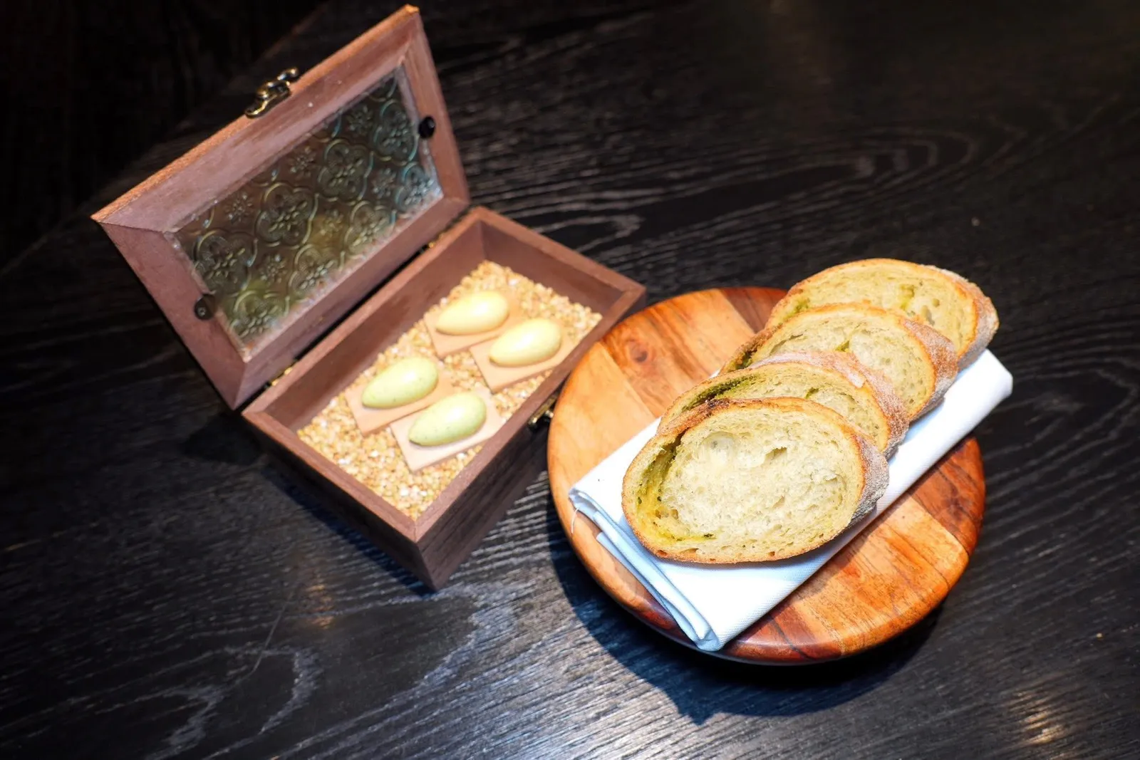 Loaf with Spring Pestoชุดขนมปังเตรียมขึ้นโดยทีมเชฟอาหารหวาน ขนมปังสอดไส้ Pesto หอม ๆ ที่เตรียมขึ้นจากสมุนไพรอโรมาติคท้องถิ่นที่เชฟหามาๆด้ในแต่ละวัน จากนั้นเสิร์ฟมาคู่กันกับเนยท้องถิ่น 2 อย่างคือ Pollen Butter ให้รสชาติหวานเบา ๆ และ Aromatic Herb Butter ให้รสขมและความครีมมี่ที่พอเหมาะ