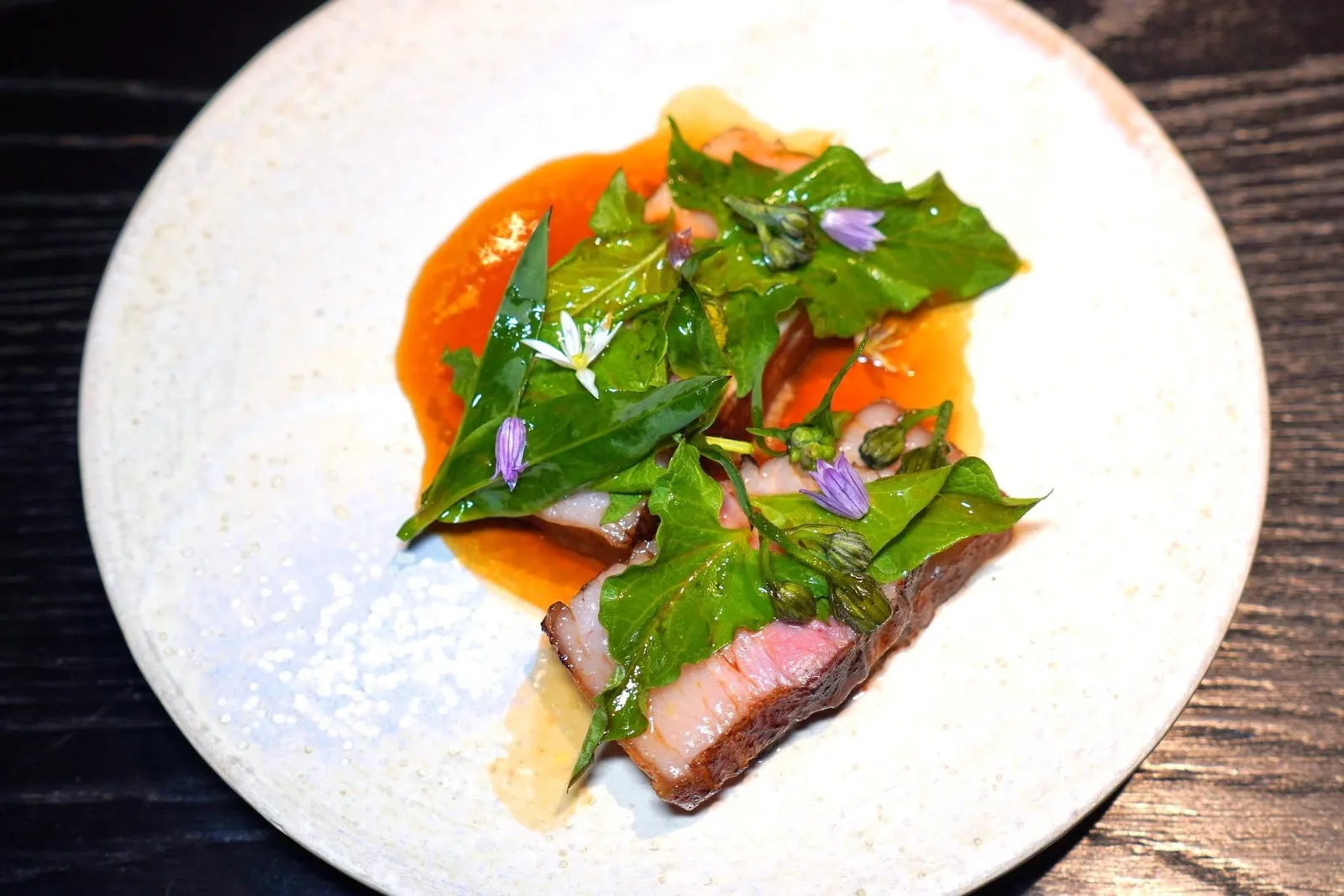 Alpine PorkAlpine Pork หรือหมูภูเขาธรรมชาติเป็นวัตถุดิบหลักในวันนี้ เชฟค่อย ๆ ทำการย่างบนเตาถ่านด้วยไฟอ่อน ๆ ตั้งแต่ช่วงแรกที่ร้านเปิดเพื่อให้เนื้อหมูสุกและยังคงไว้ซึ่งความนุ่มฉ่ำ ตัวซอสให้รสชาติเข้มข้นพอเหมาะโดยเชฟเตรียมมาจากส่วนที่เหลือของหมูอย่างเช่นคอขาเป็นต้น ด้านล่างมีกิมจิให้รสชาติเปรี้ยวหวาน ด้านบนคือสมุนไพรภูเขาให้อโรมาเฉพาะตัว (17/20)