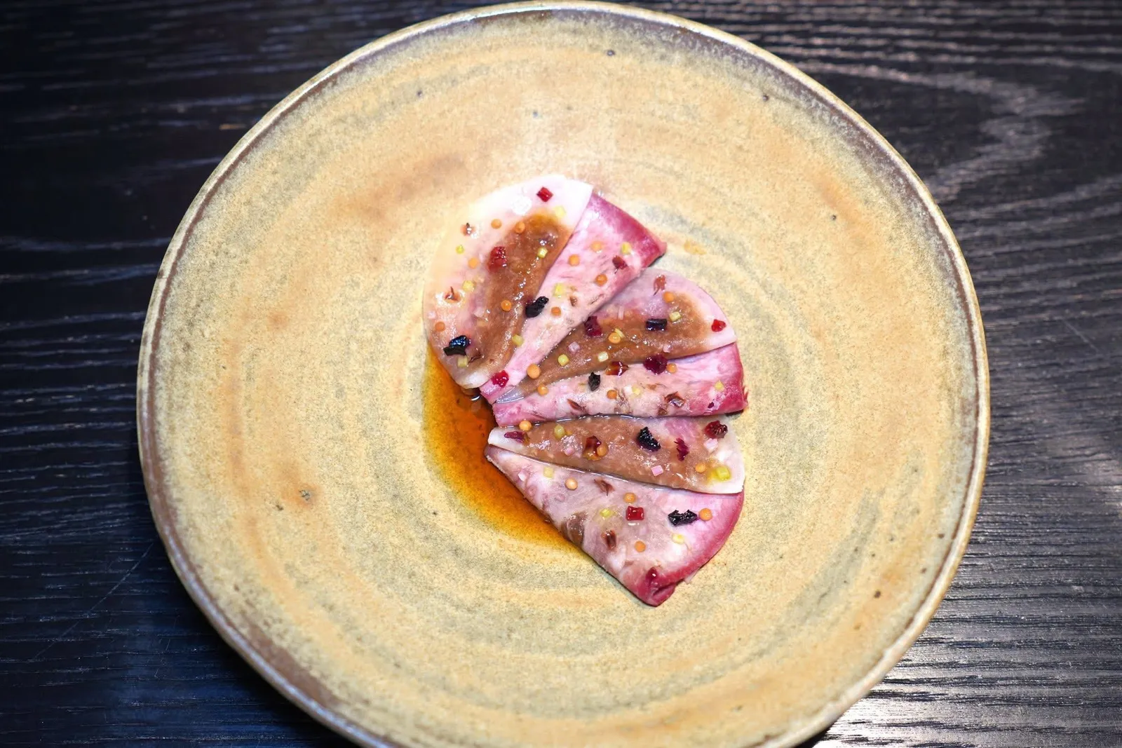 Tongueคอร์สนี้เชฟใช้ชื่อว่า Mountain Sashimi นำเสนอมาเป็นส่วนลิ้นบาง ๆ วางสลับมากับชิ้นบีทรูตขาวเพื่อรังสรรค์มิติทางเนื้อสัมผัสให้แตกต่างกัน ด้านในของทั้ง 2 องค์ประกอบคือ Chicory Pesto ด้านบนคือผลไม้หมัก นอกจากนี้ยังมีซอสเปรี้ยวหวานที่เตรียมมาจาก Pine หรือพืชตระกูลสนรอบ ๆ ร้าน (17/20)