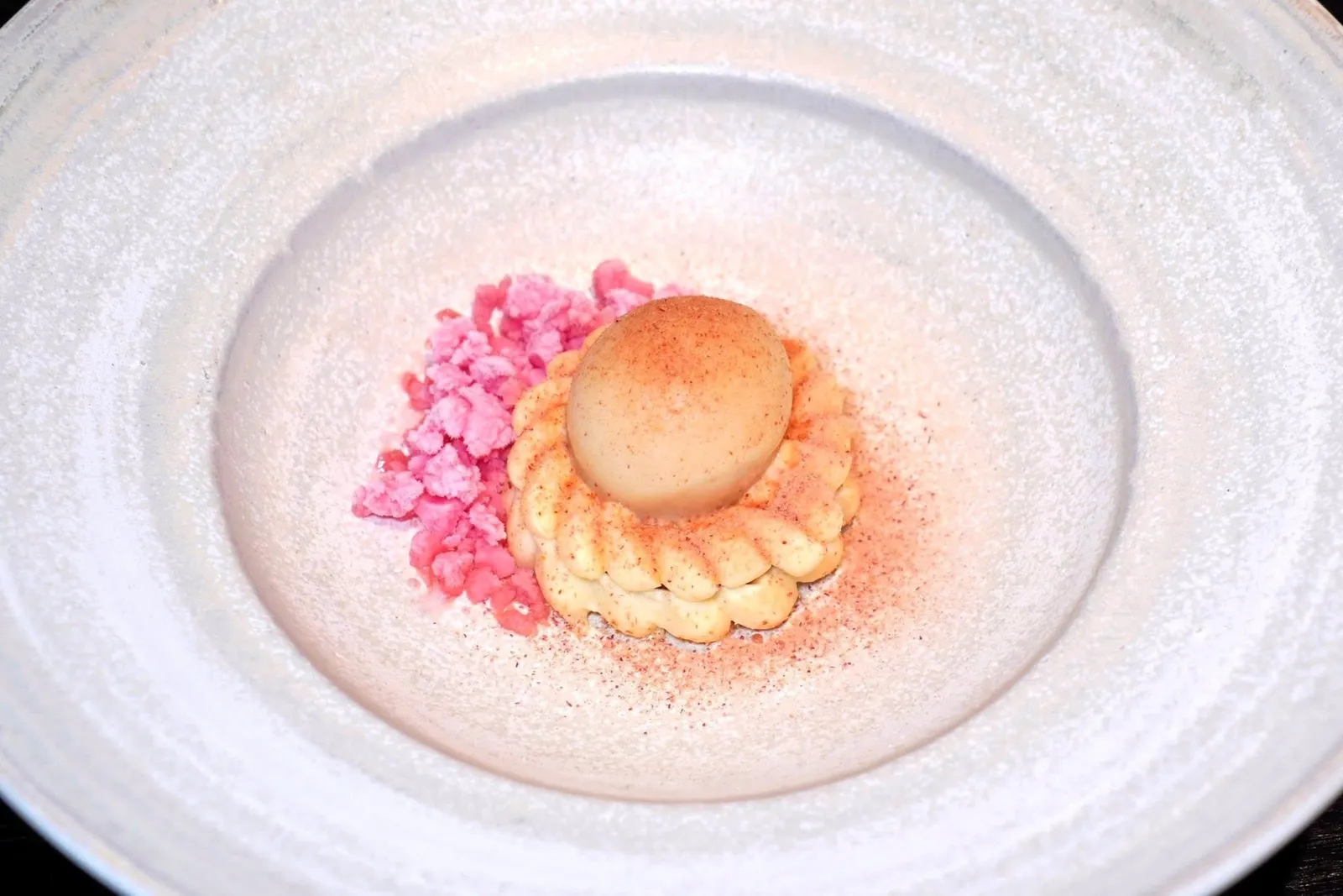 Mountain Cheesecakeปิดท้ายด้วยขนมหวานที่ได้รับแรงบันดาลใจมาจาก Basque Cheesecake โดยเชฟของหวานเปลี่ยนมานำเสนอ Mountain Cheesecake แทน เนื้อสัมผัสของชีสเค้กมีความครีมมี่ เชฟจับคู่กับรูบาร์บในหลากหลายเนื้อสัมผัสและอุณหภูมิ ด้านบนคือซอร์เบท์รูบาร์บ ข้าง ๆ คือรูบาร์บป๊อบคอร์นเช่นกัน (18/20)
