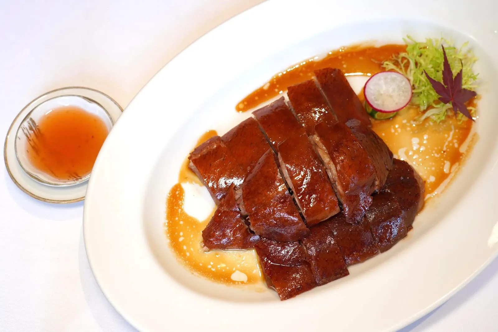 Roasted Goose with Plum Sauce (L) (368 CNY)สุดยอดเมนูที่โดดเด่นมาก ๆ คือห่านย่านสไตล์กวางตุ้ง เนื้อห่านสุกพอเหมาะ นุ่ม ฉ่ำ ไร้ซึ่งกลิ่นสาบมากวนใจ ผิวหนังมีความกรอบ เข้ากันกับซอสบ๊วยรสชาติกลมกล่อมได้อย่างไร้ที่ติ (18/20)