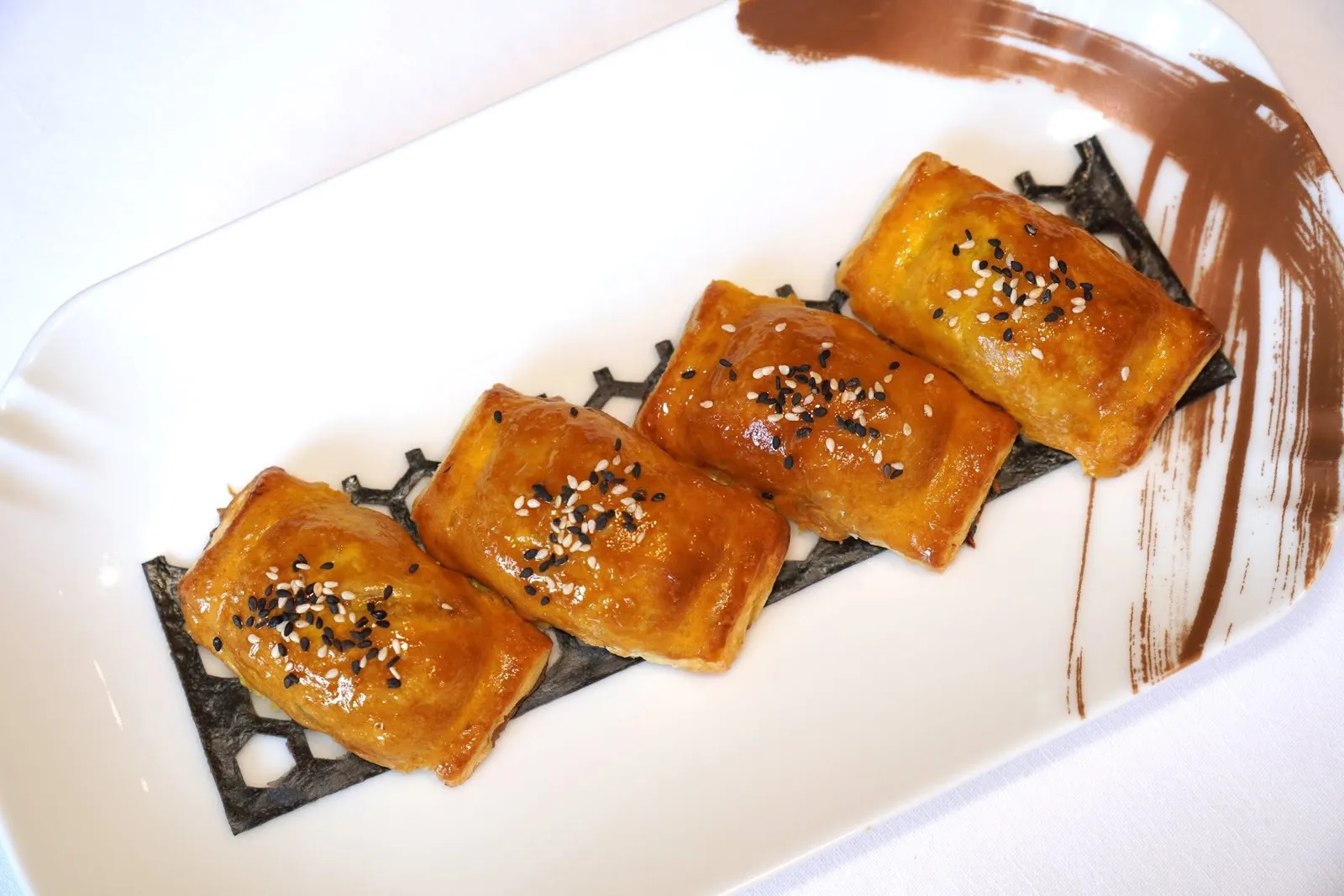Baked Barbecued Pork Puffs (108 CNY)พัฟหมูแดงย่างรสชาติหวานเค็มกลมกล่อม แป้งพัฟมีความฟู เบา และมีความกรอบพอเหมาะ ด้านบนโรยด้วยงาขาวและงาดำ (17/20)Steamed Shrimp Dumplings with Bamboo Shoot (L) (108 CNY)