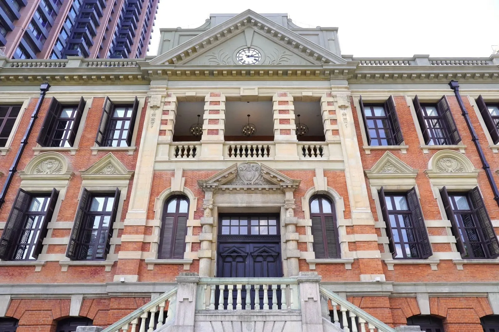 อาคารเลขที่ 470 บนถนนซูโจวเหนือเป็นที่อยู่เดิมของหอการค้าเซี่ยงไฮ้ บริษัท Atkinson & Dallas Architects and Civil Engineers Ltd. ก่อสร้างเสร็จสมบูรณ์ในปี ค.ศ. 1916 นับเป็นสถานที่สำคัญสำหรับพ่อค้าชาวจีน และเป็นสำนักงานใหญ่สำหรับบริหารจัดการกิจกรรมการค้าในนครเซี่ยงไฮ้