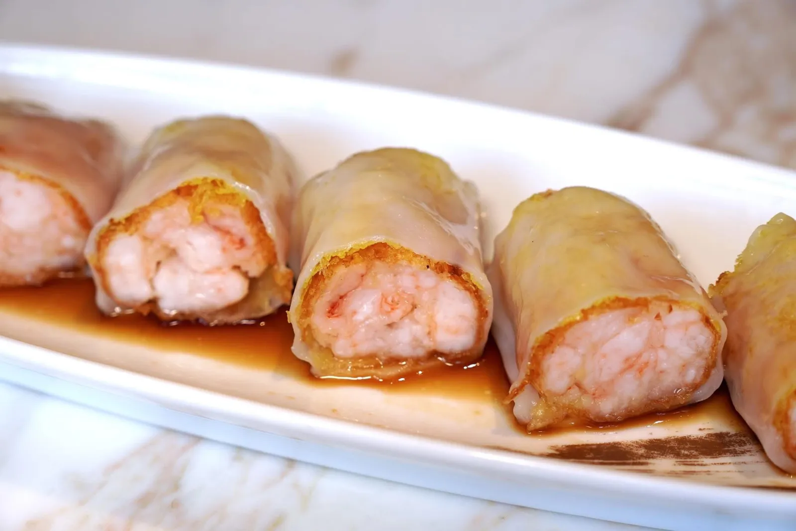Steamed Rice Rolls with Crispy Shrimp Spring Rolls (L) (178 CNY)ชางฝั่นหรือก๋วยเตี๋ยวหลอด แป้งด้านนอกบางนุ่มตัดกันกับชั้นตรงกลางที่มีความกรอบ สุดท้ายคือด้านในซึ่งเป็นไส้กุ้งแน่น ๆ หวานเด้ง ก่อนชิมให้เทราดซอสลงไปด้วย (16/20)
