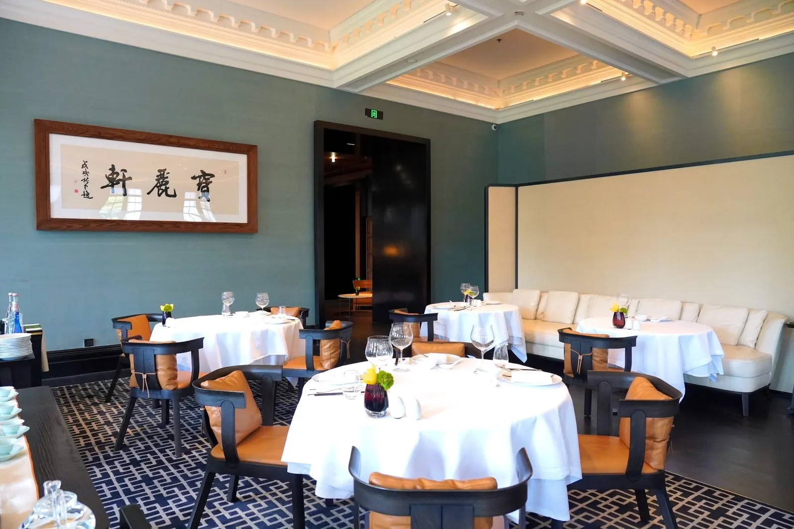ลูกค้าสามารถเลือกสั่งอาหารได้ทั้งแบบ À La Carte และ Tasting Menu สำหรับใครที่เป็นสายดื่มขอแนะนำให้สอบถาม Sommelier ประจำร้านที่พร้อมให้คำแนะนำในการเลือกไวน์ชั้นเลิศจากไวน์เซลลาร์แบบ Walk-through ขนาดใหญ่รวมถึงเครื่องดื่มท้องถิ่นจีนอย่างไป่จิ่ว เหล้าเหลือง และชาที่ผ่านคัดสรรมาอย่างดี