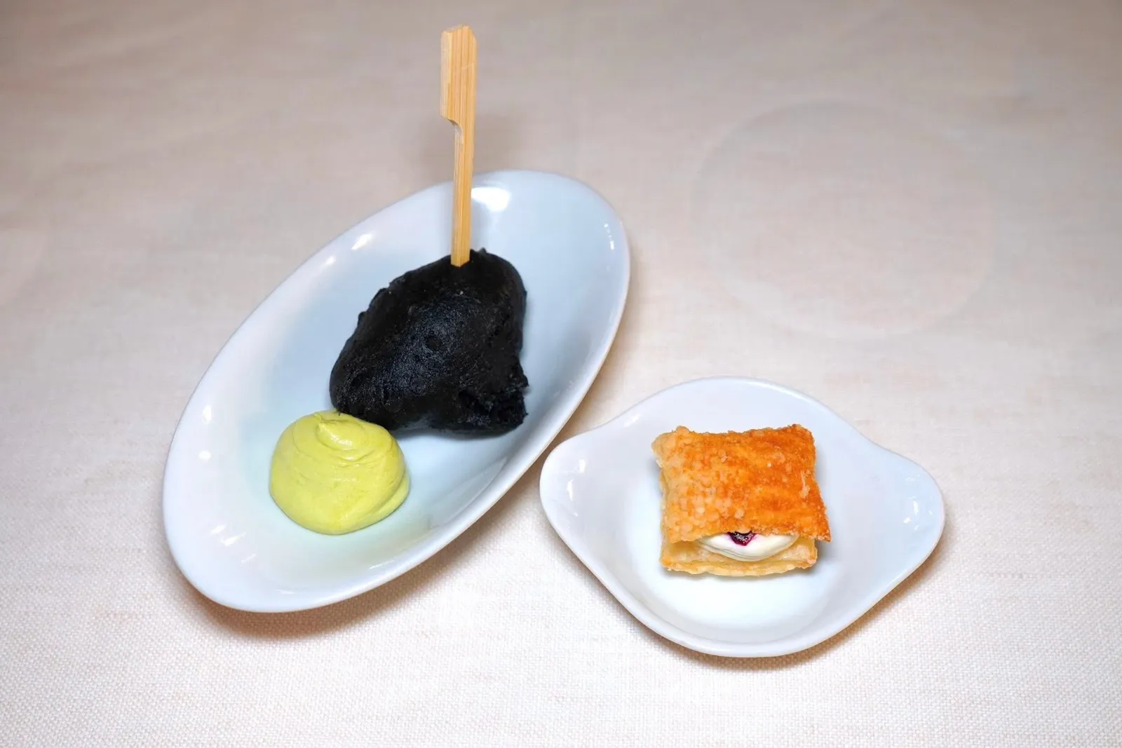 AMUSE-BOUCHEหอยแมลงภู่ชุบแป้งทอดเสิร์ฟมากับซอส Basil Mayonnaise รสเปรี้ยว (14/20)AMUSE-BOUCHEอีกฝั่งคือ Salted Puff Pastry จับคู่กับรสชาติของ Roccaverano Cheese และกลิ่นดินของบีทรูทได้อย่างพอเหมาะ (14/20)