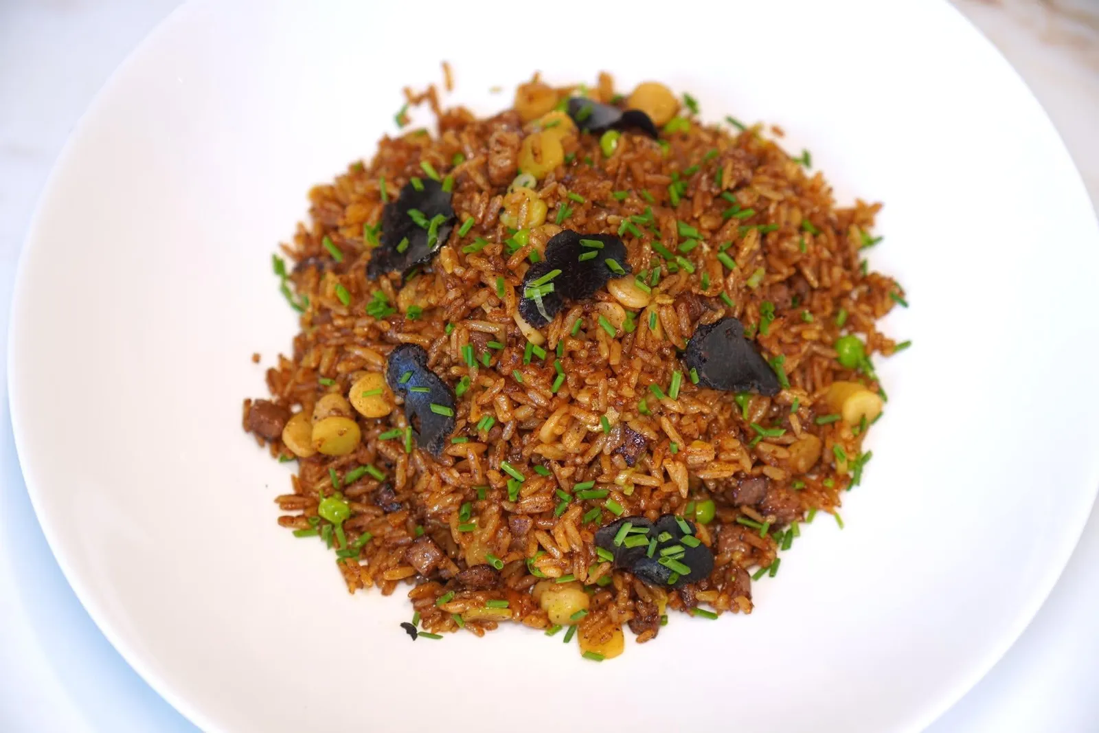 Fried Rice with Wagyu Beef and Black Pepper (L)ข้าวผัดสูตรพิเศษของทางร้านเสิร์ฟมาแบบร่วนพอเหมาะ เชฟใส่เนื้อวัววากิว พริกไทย ทรัฟเฟิลถั่ว และข้าวโพดลงไปด้วย จนได้มิติทางรสชาติที่หลากหลายไม่ว่าจะเป็นความหวาน ความหอม อโรมาคล้ายดินของทรัฟเฟิล เข้ากันกับความอูมามิของซีอิ๊วได้อย่างน่าประหลาด (17/20)