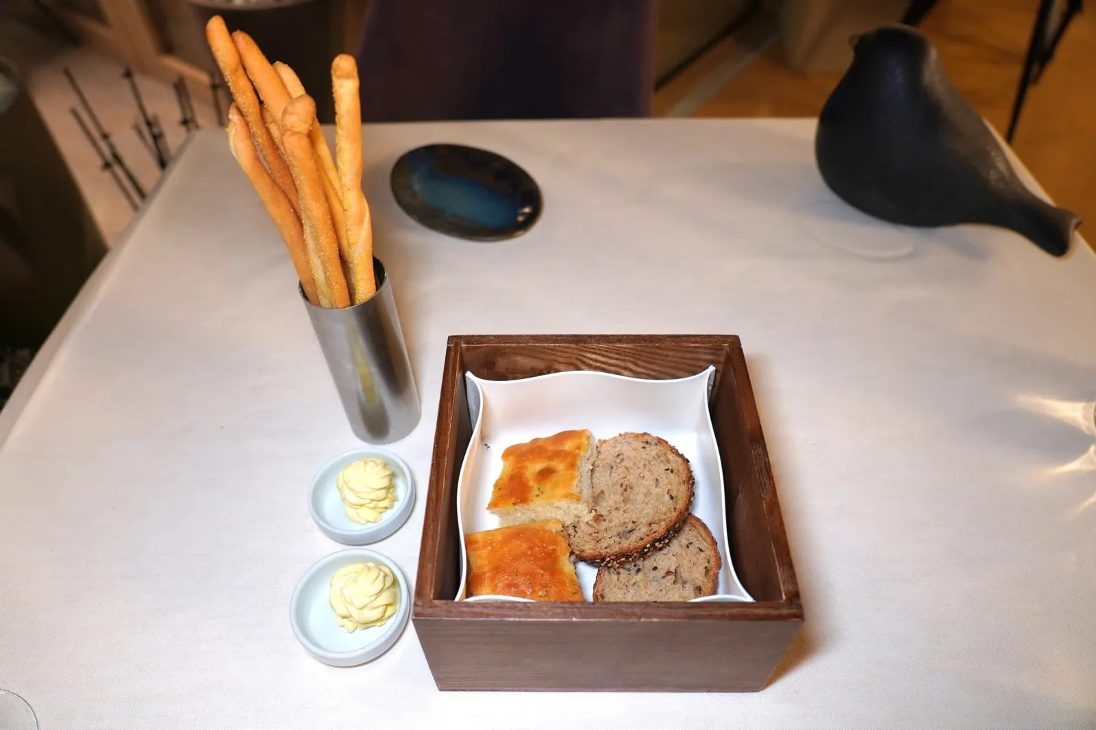 BREADพนักงานเสิร์ฟขนมปังประกอบไปด้วย Sourdough Bread with Seeds, Focaccia with Rosemary และ Homemade Bread Stick นอกจากนี้ยังมีเนยเค็มเสิร์ฟมาให้ด้วย